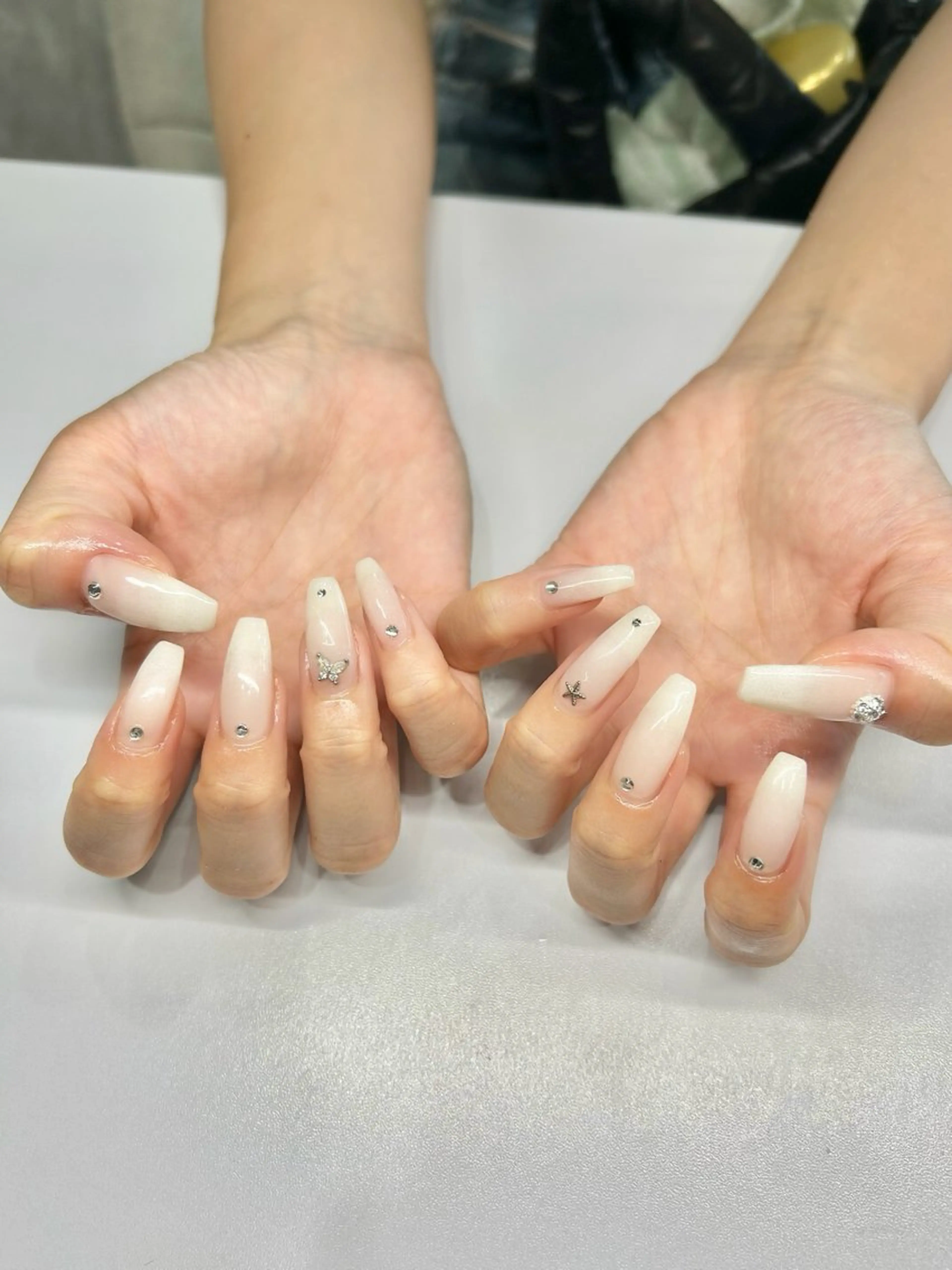 🤍ワンカラー＋パーツ10個つけ放題（付け替えオフあり⭕️）の写真