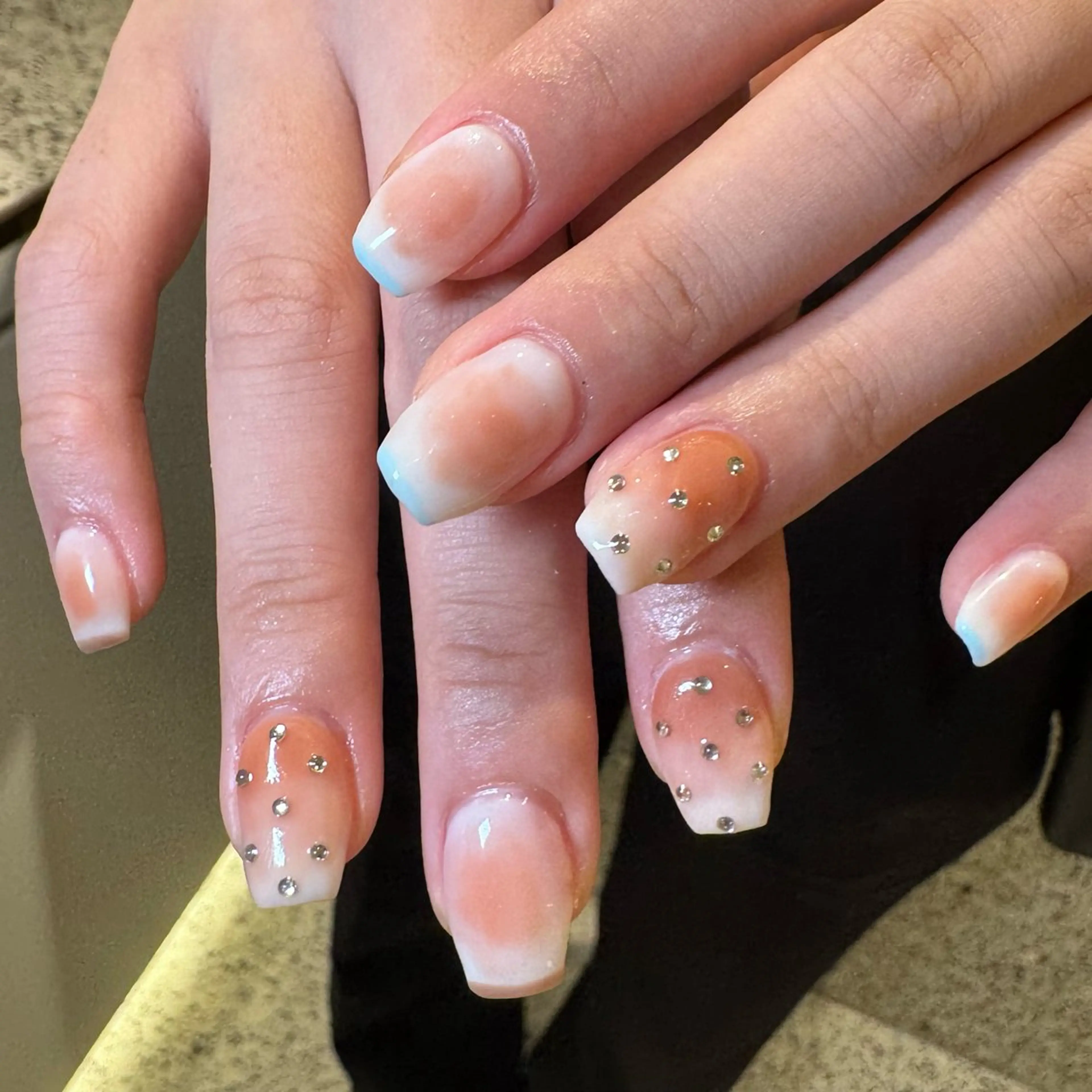 ネイル チークネイル フレンチネイル グラデーション ハンドネイル RIEKO🍒 ワンホン♡推しネイルのネイルデザイン