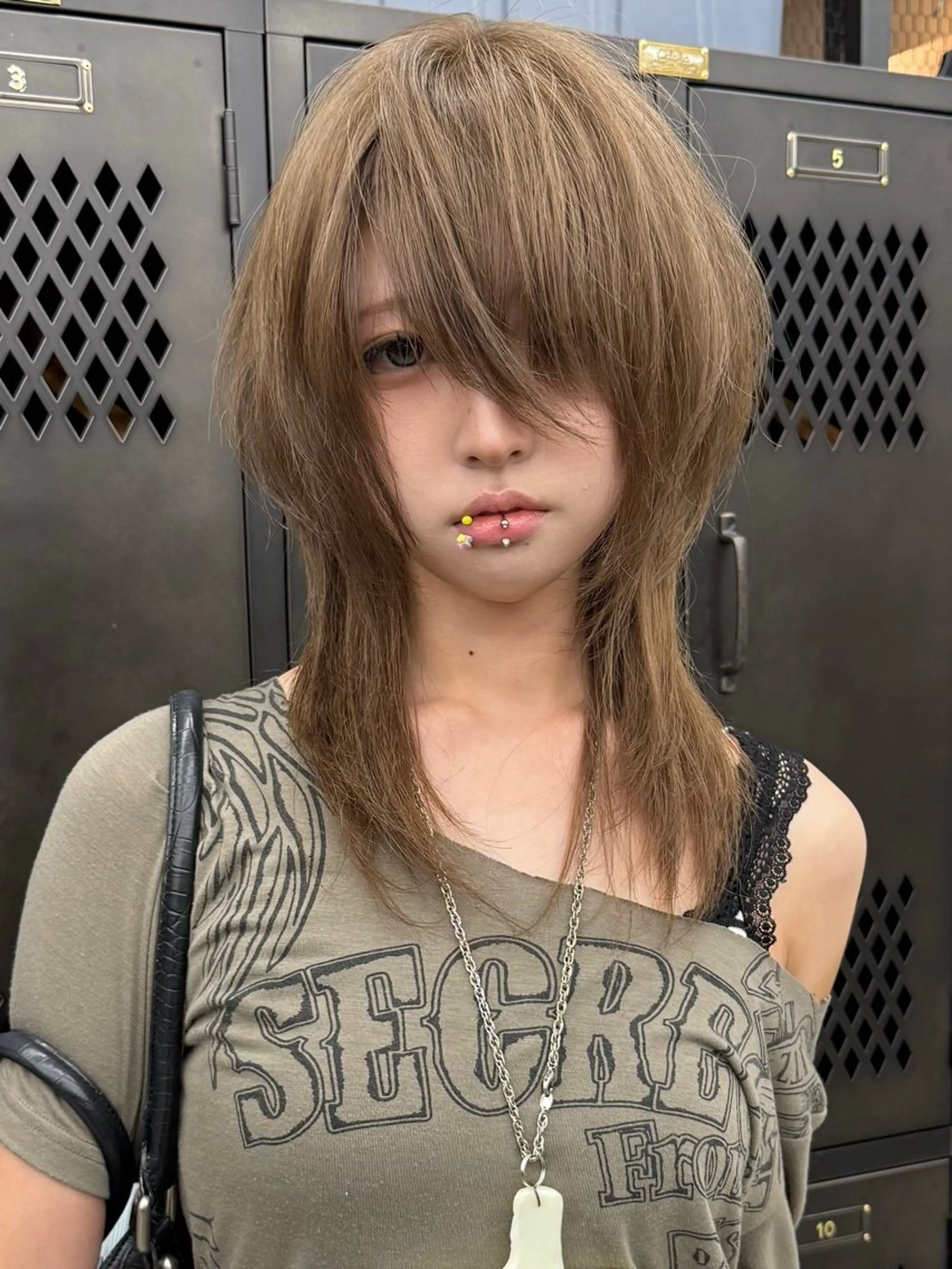 セミロング カラー イツク ⚡️ ルーツ/ハイトーンのヘアスタイル