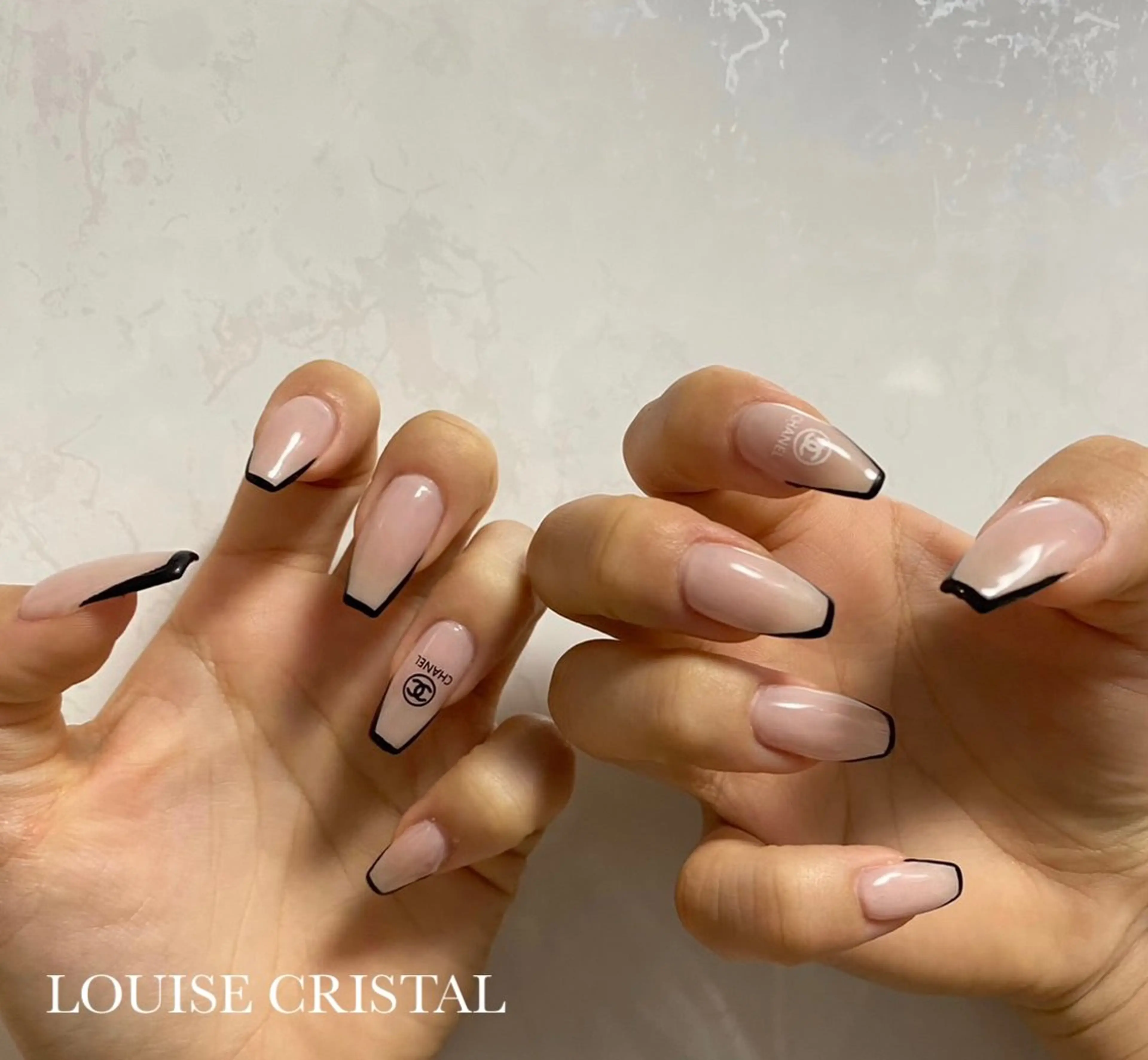 ネイル フレンチネイル ハンドネイル LOUISE CRYSTALのネイルデザイン