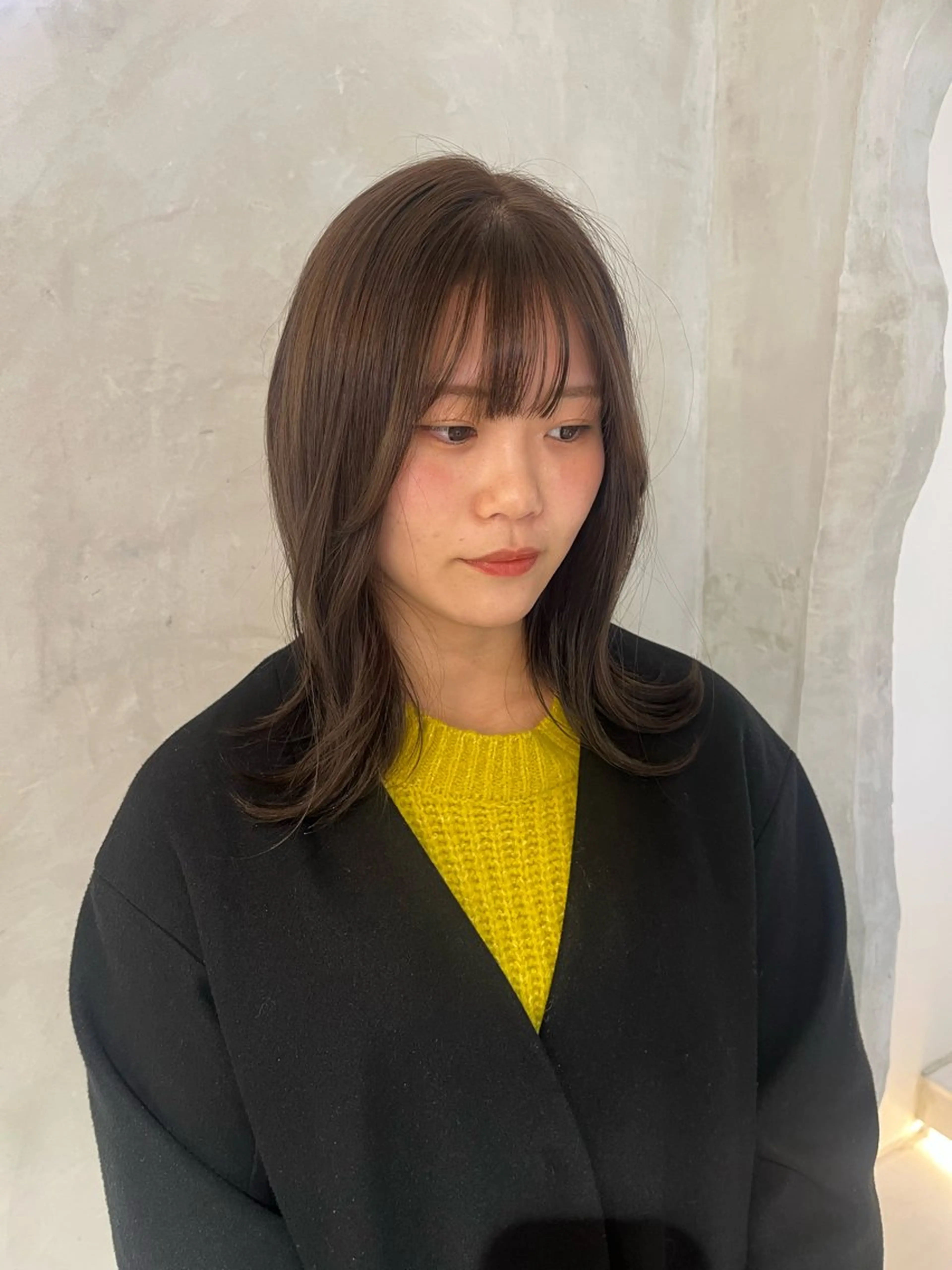 ミディアム カラー ベージュカラー ブリーチ ブリーチなしカラー 切りっぱなしボブ/ 艶カラー/綾莉のヘアスタイル