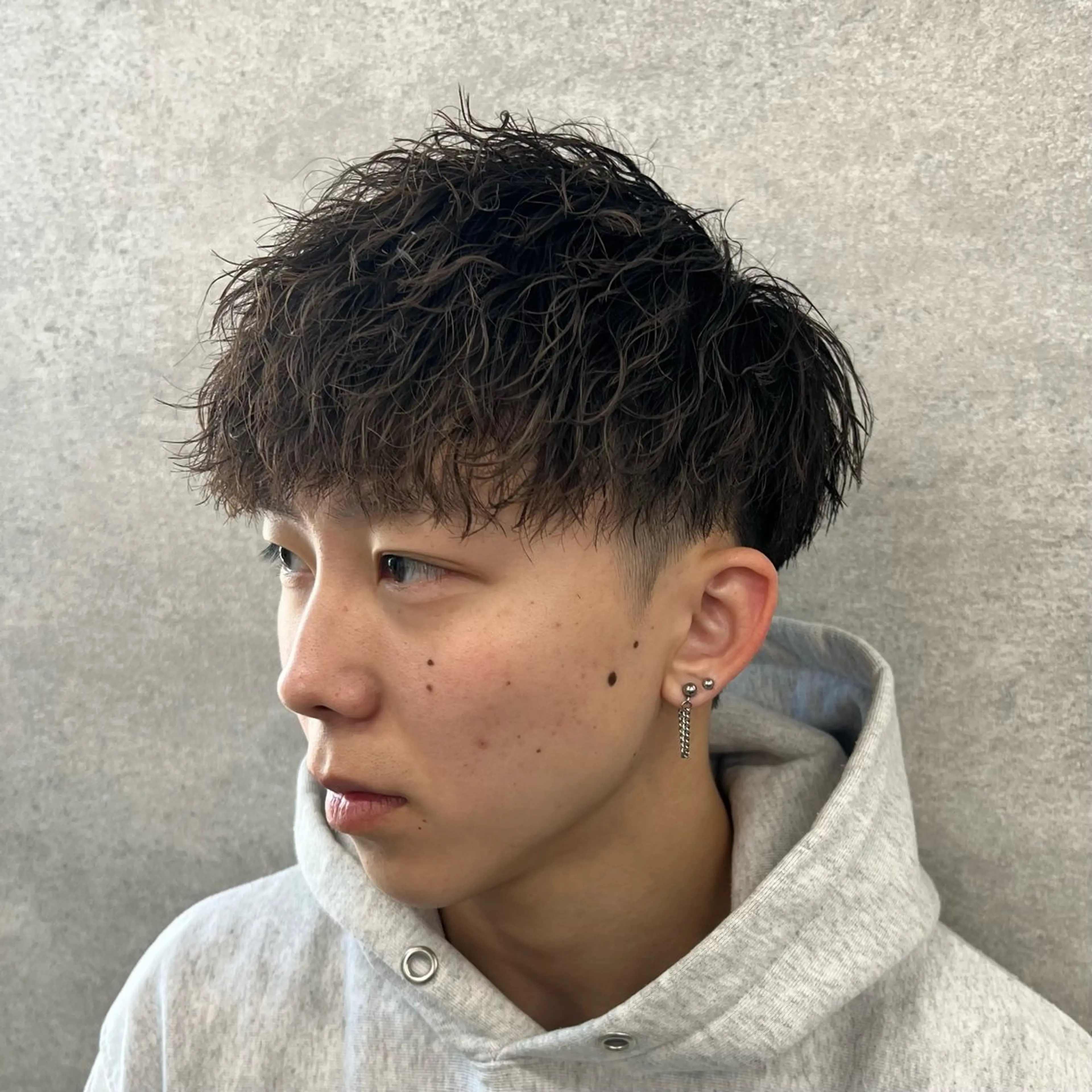 ショート カラー パーマ ヘアアレンジ メンズ センターパート メンズハイライト メンズメッシュ マッシュ メンズパーマ 仕上がり満足度No. 1🔥BLUCK🔥のヘアスタイル