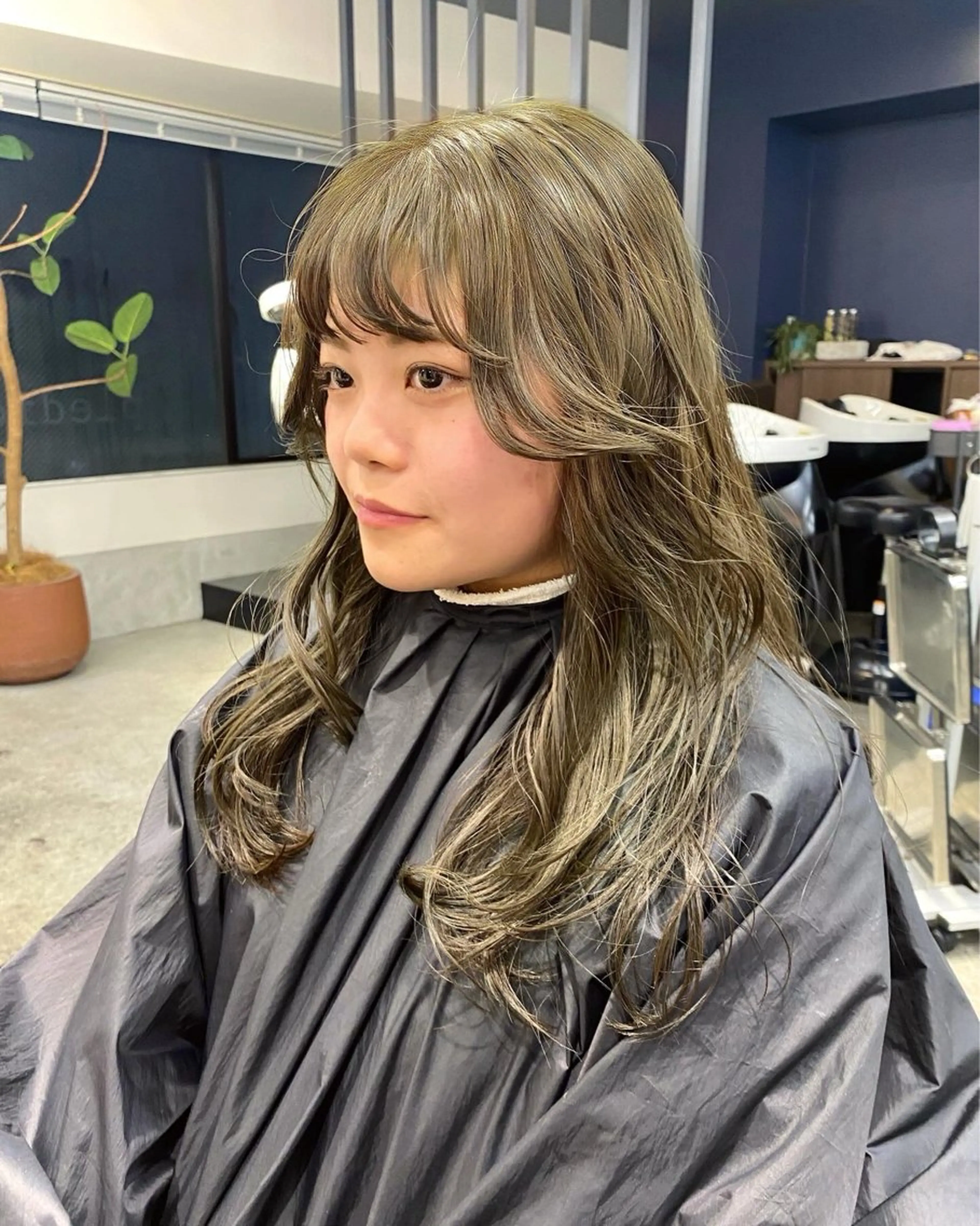 ロング カラー ブリーチ ダブルカラー ブリーチなしカラー オリーブカラー 顔まわりレイヤー ヒカル/ミディアム パーマ/ロングパーマのヘアスタイル