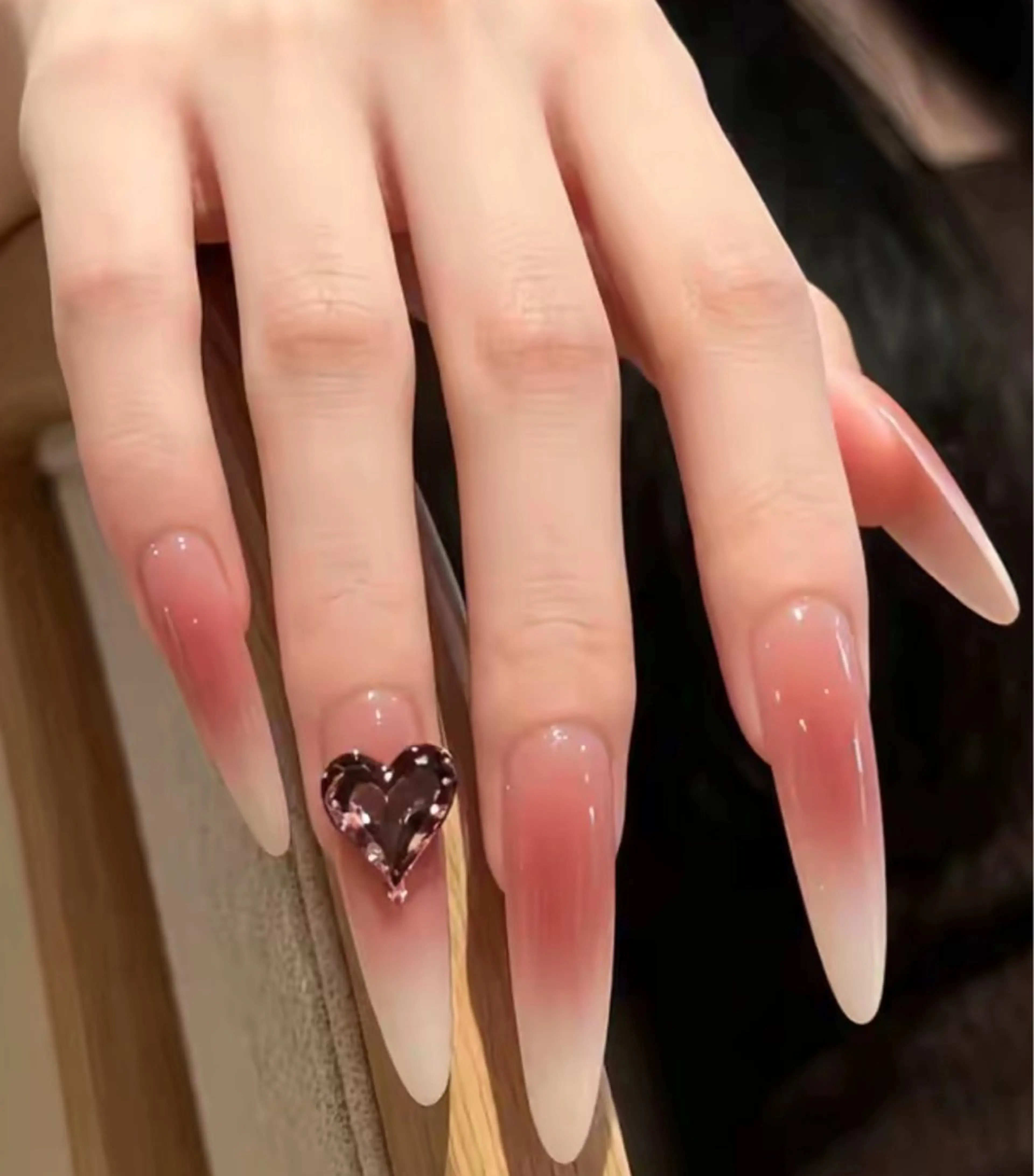 カラー グラデーションカラー ピンクカラー ハンドネイル AIN Nailのネイルデザイン