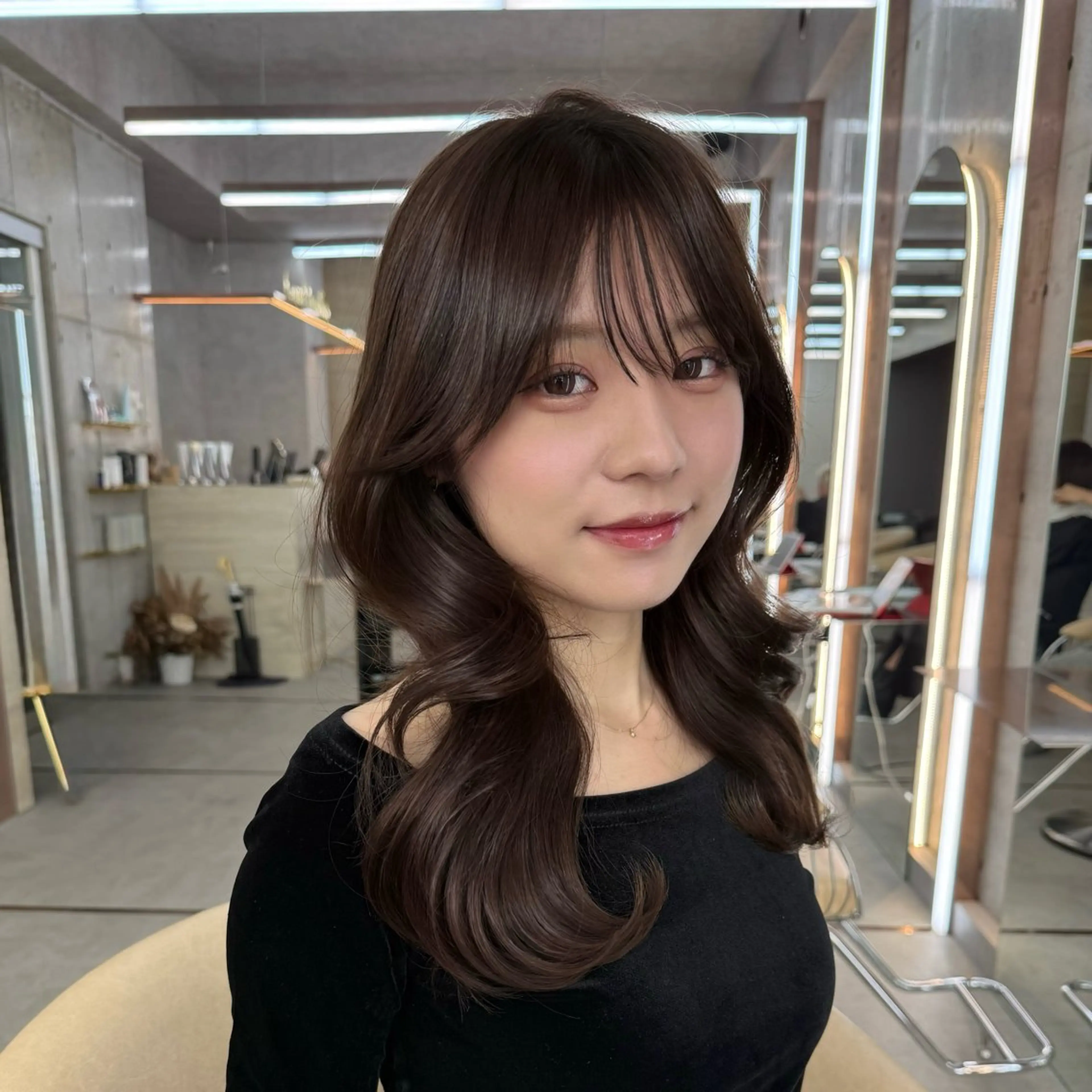 セミロング 髪質改善|透明 感カラー🩵レイヤーのヘアスタイル