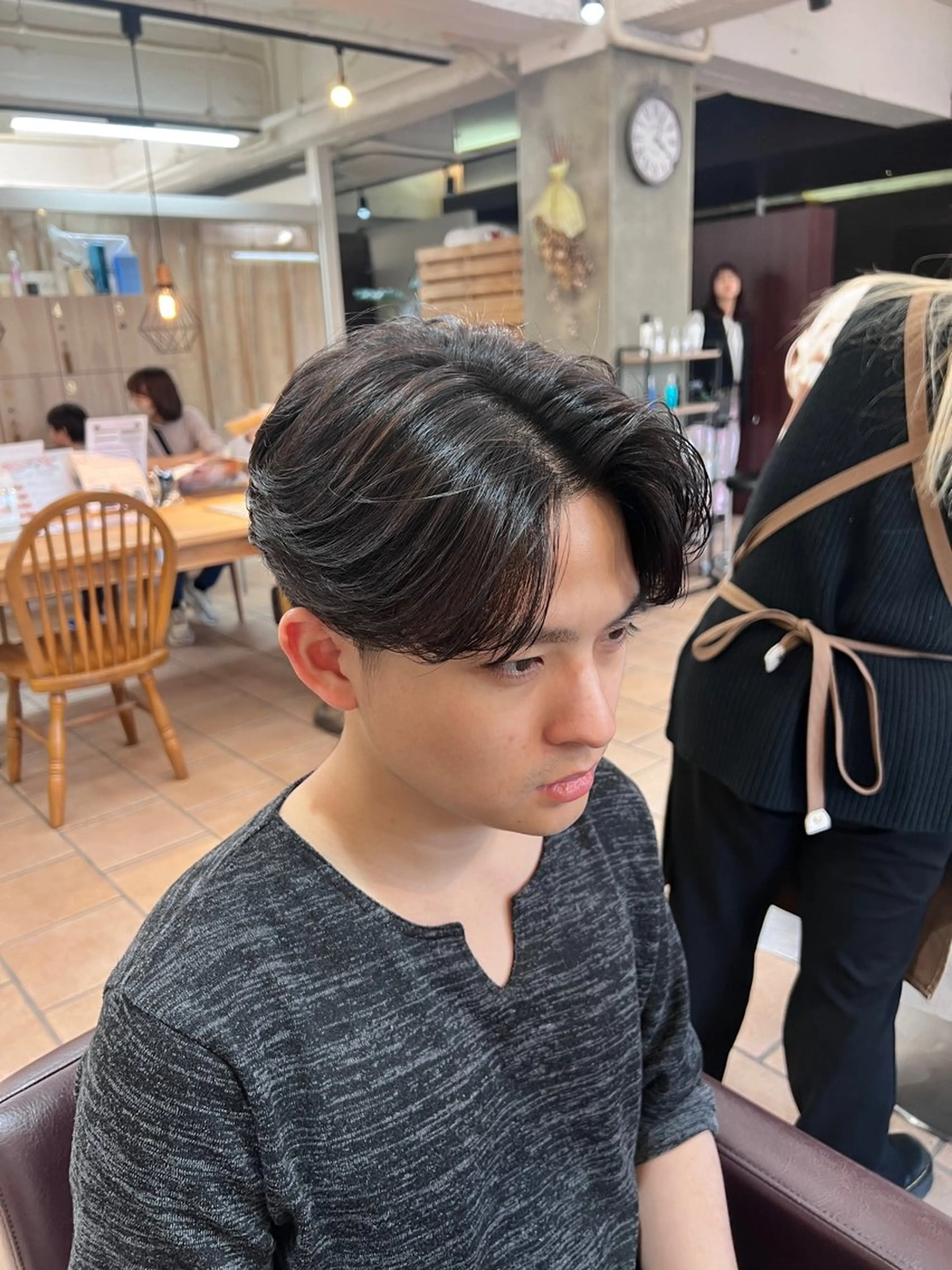 ミディアム パーマ メンズ ミディアムパーマ センターパート メンズ韓国風 メンズパーマ 韓国風ヘア カット パーマ メンズカットパーマ ✂️ JOYAのヘアスタイル