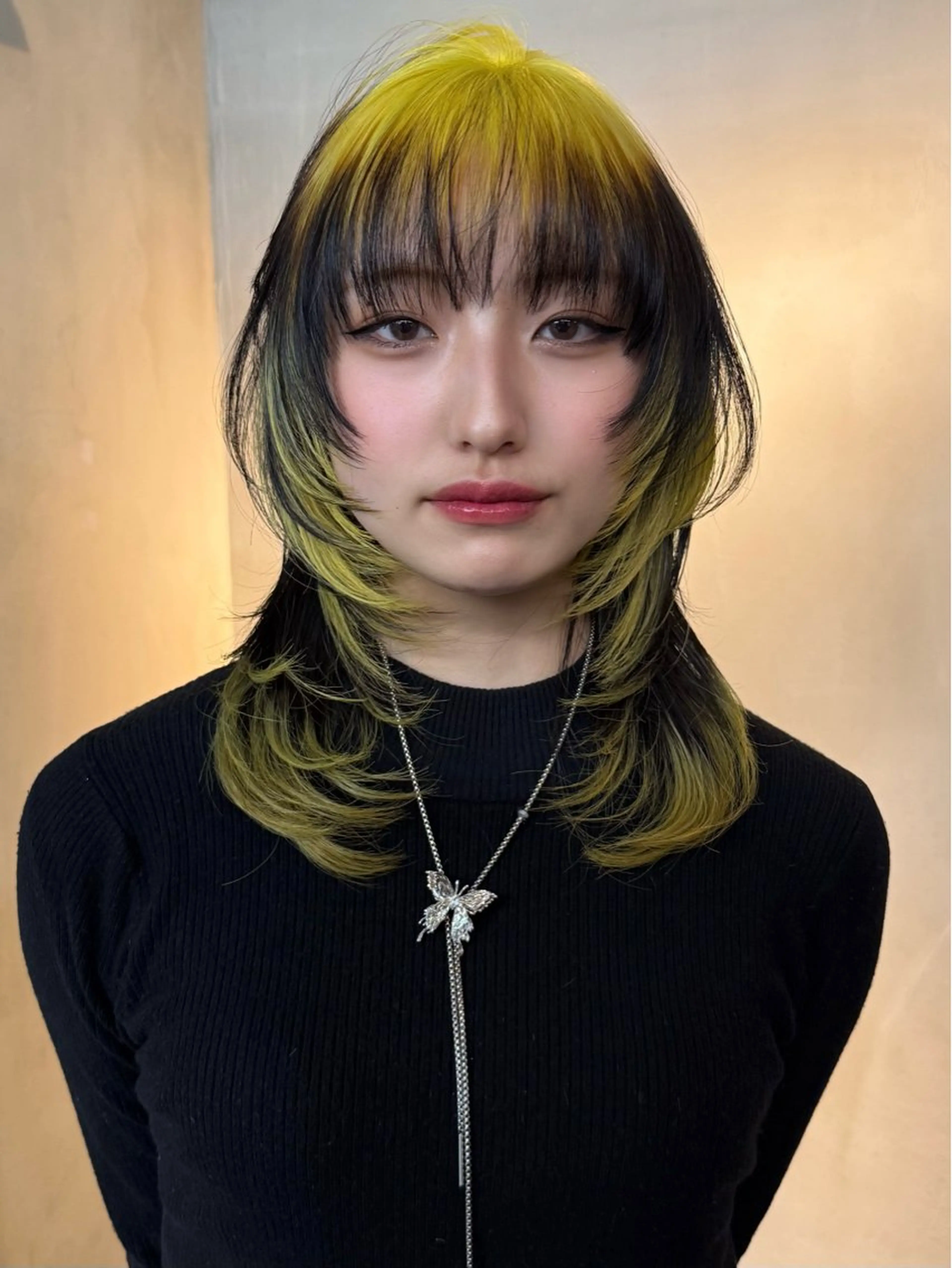 セミロング カラー イツク ⚡️ ルーツ/ハイトーンのヘアスタイル