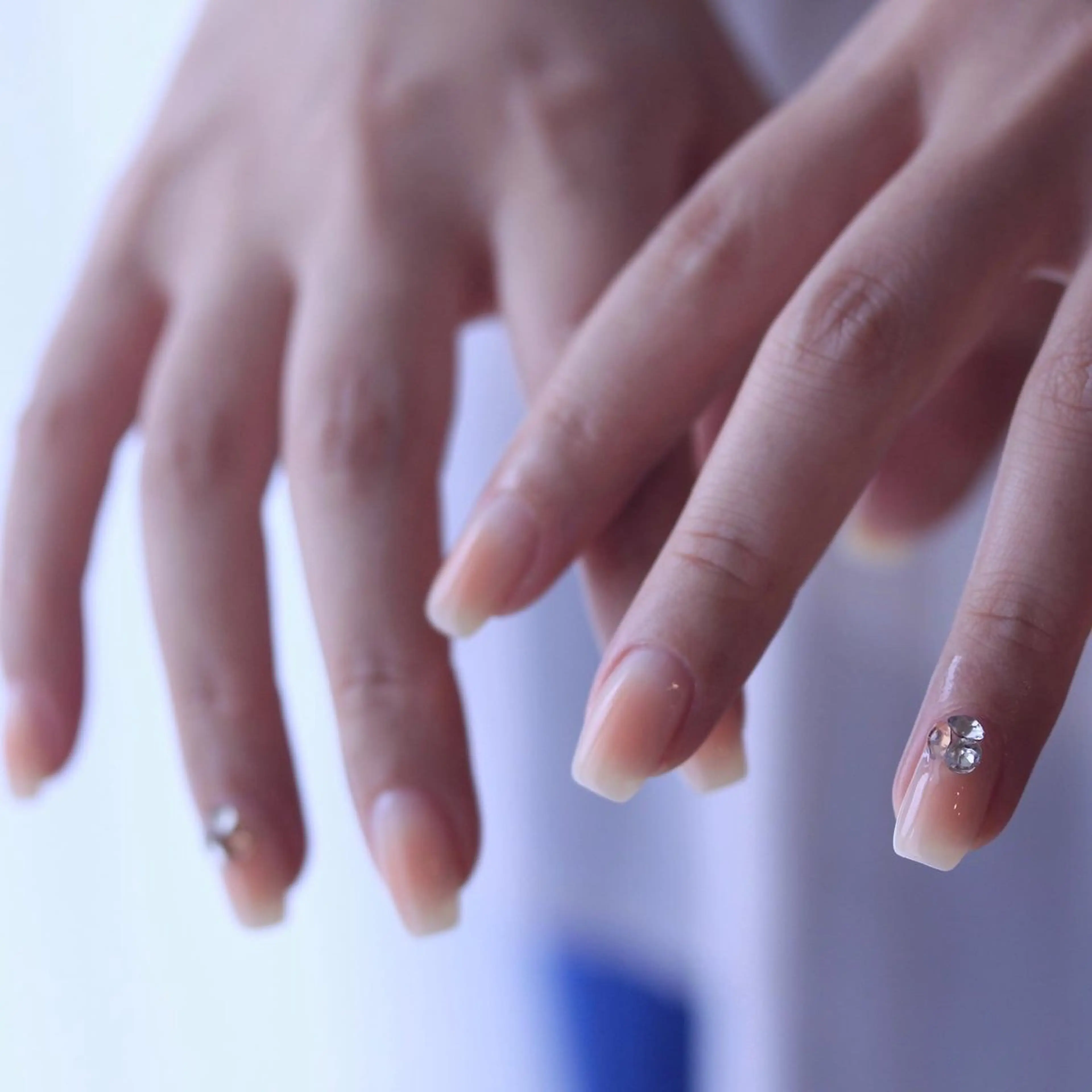 ネイル チークネイル 氷ネイル・うるうるネイル ニュアンスネイル オフィスネイル オレンジ ハンドネイル Elio 国泰寺のネイルデザイン