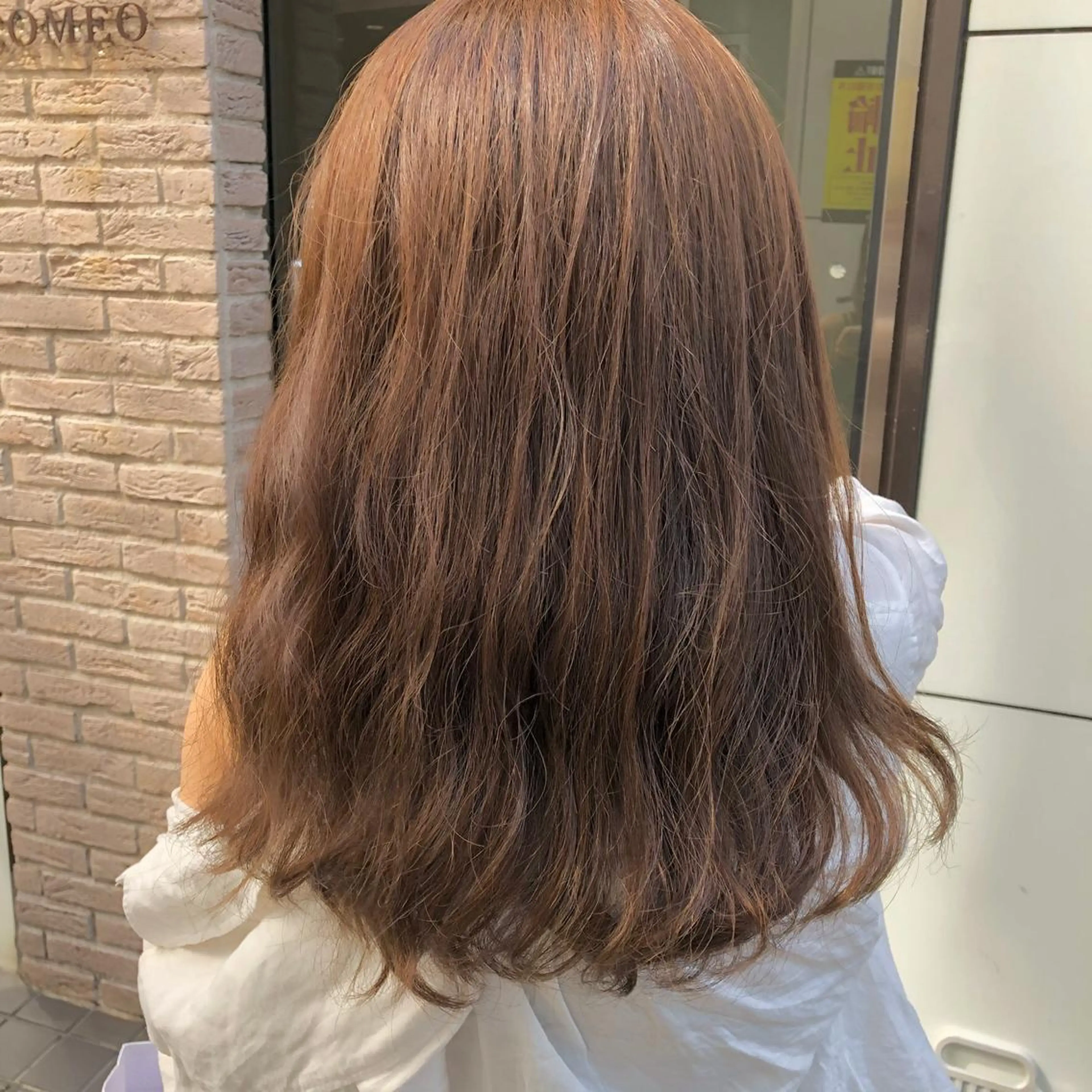 セミロング カラー ベージュカラー ，comma momoka🪄のヘアスタイル