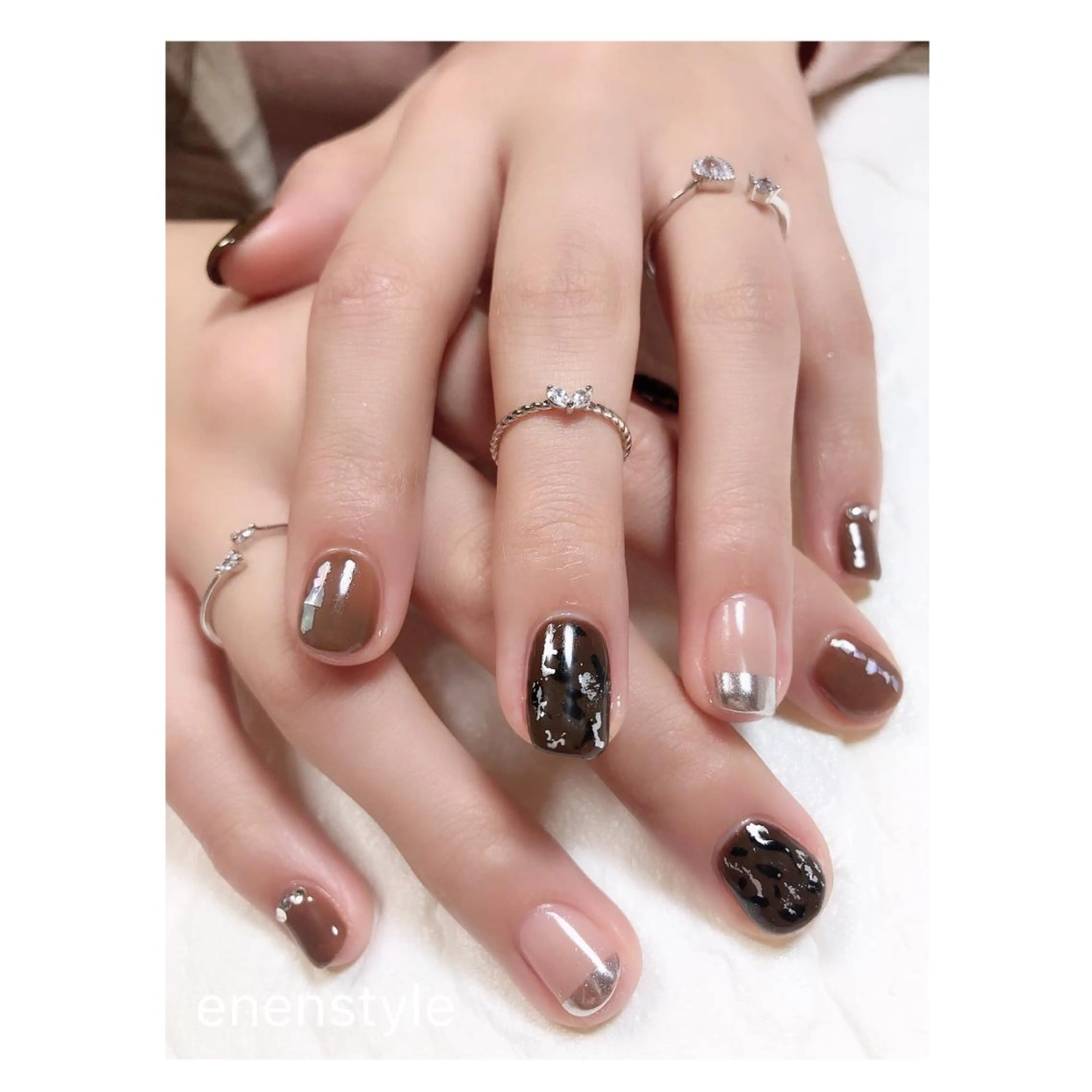 ショート ネイル ブラウン ジェルネイル ミラーネイル ニュアンスネイル オフィスネイル 👑enen style👑のネイルデザイン