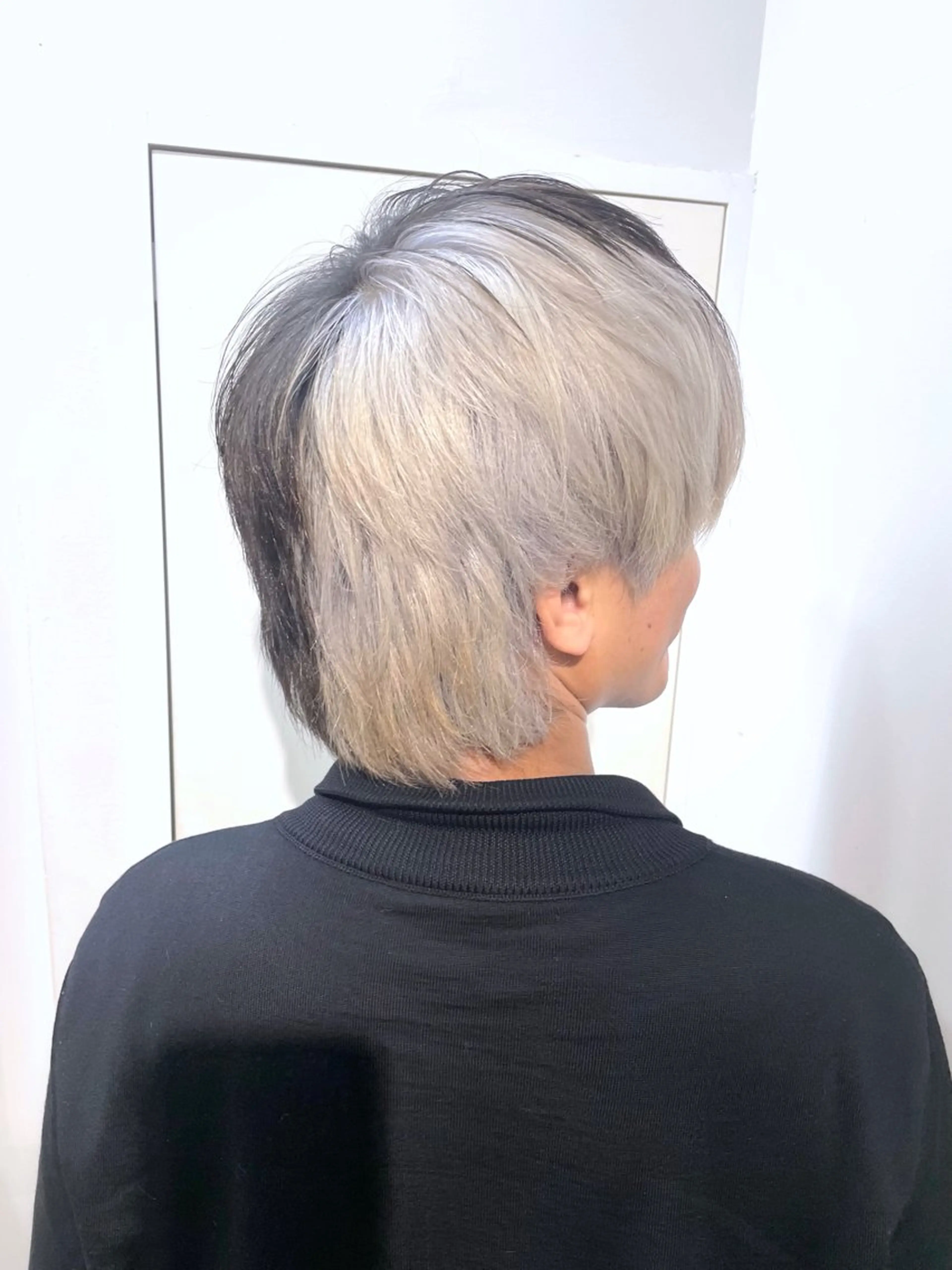 ミディアム カラー メンズ ベージュカラー ダークグレー ホワイトベージュ ☁️ケアブリーチ￤ ウルフ￤Shioriのヘアスタイル
