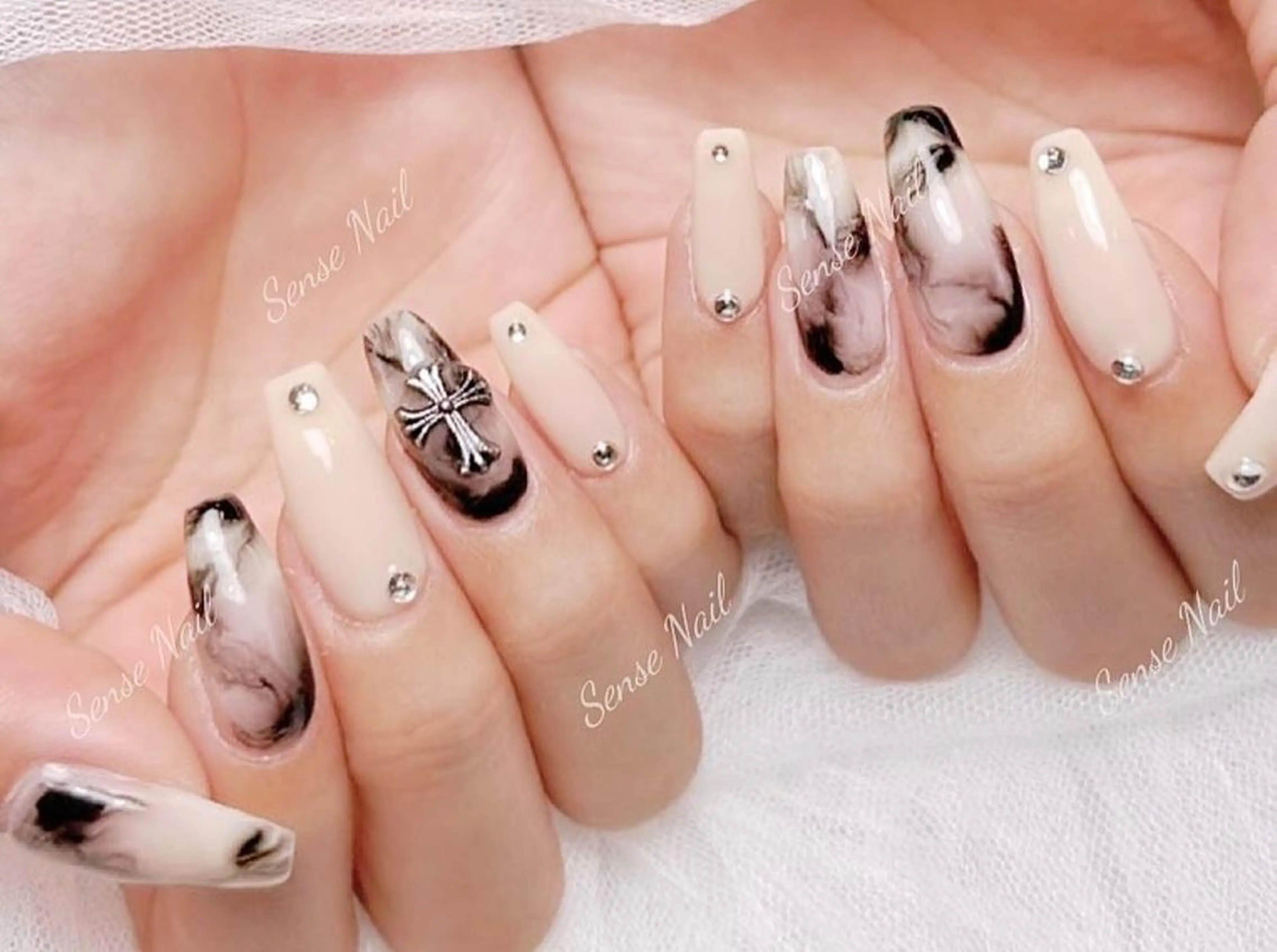 ネイル ハンドネイル ハンドケア Queening 🦋のネイルデザイン