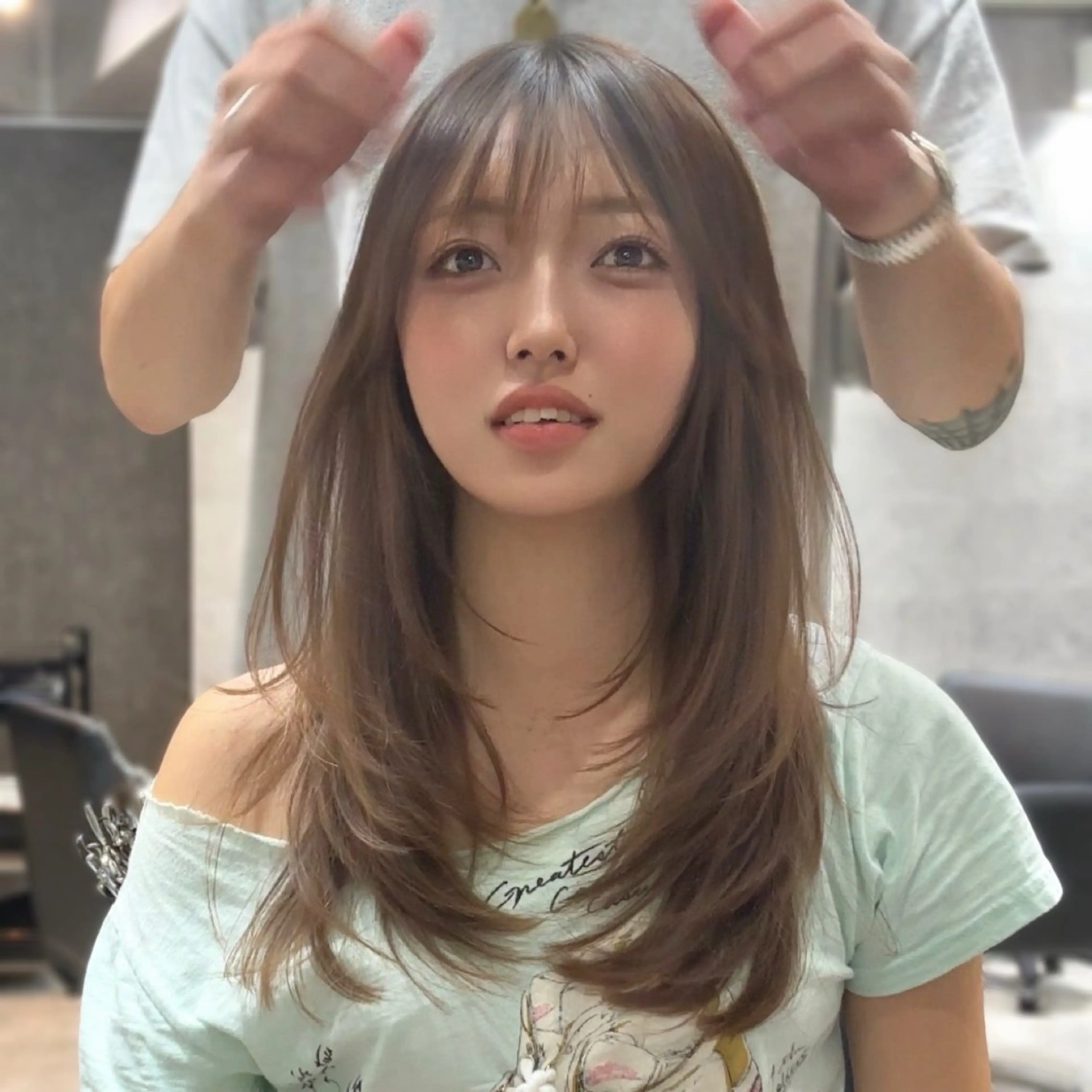 セミロング くびれヘア 韓国風ヘア レイヤーカット シースルーバング カット パーマ 新宿/韓国レイヤー/ 顔まわり/メンズヘアのヘアスタイル