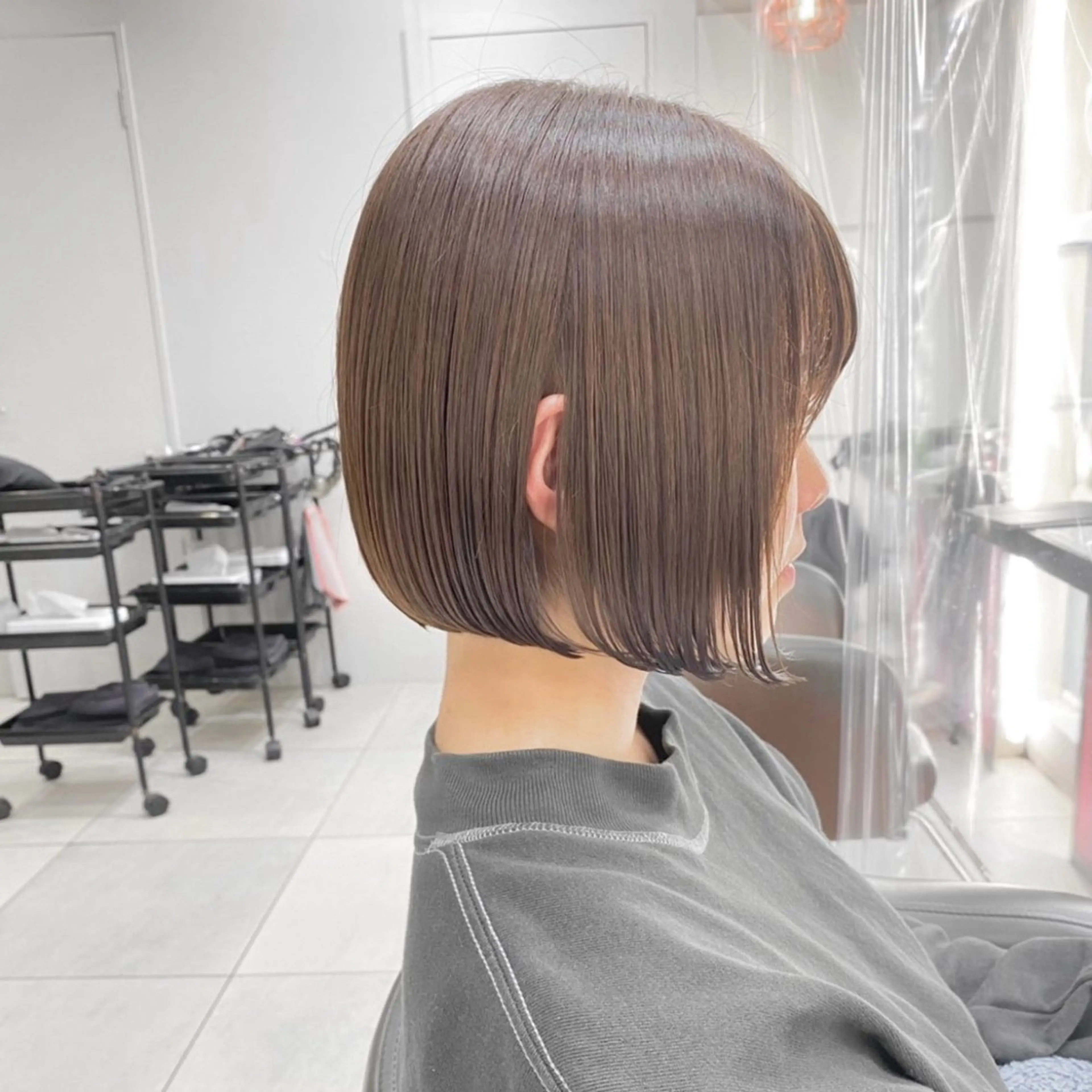 ショート カラー 前下がりボブ ショートボブ ボブ 似合わせカット ショートヘア カット ヘアカラー トリートメント ボブ×艶髪｜ 艶カラー🩶石橋怜大のヘアスタイル