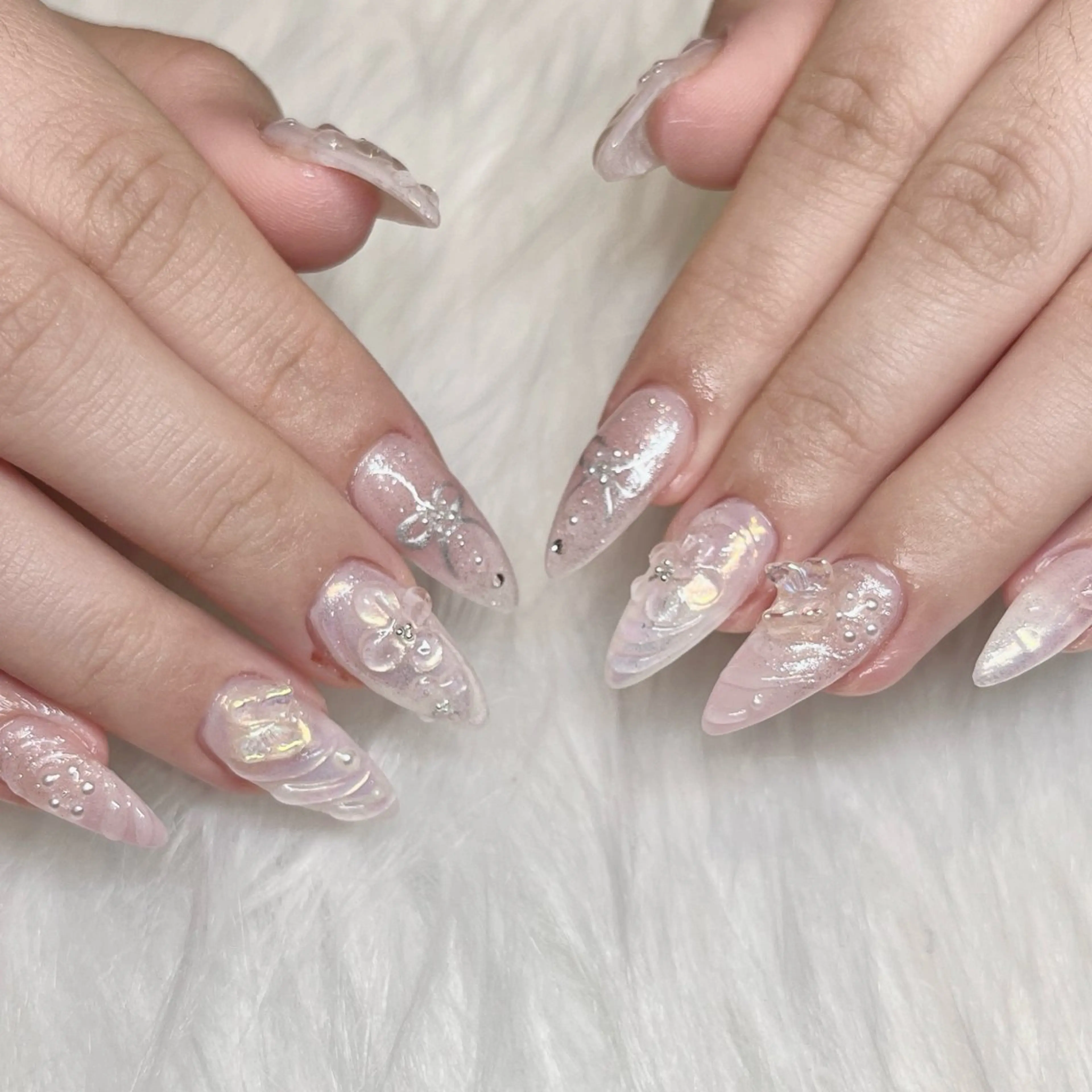 ネイル アートネイル フラワーネイル ピンク ホワイト ハンドネイル moca  心斎橋店所属・moca心斎橋店 Aina🐈‍⬛🤍のネイルデザイン