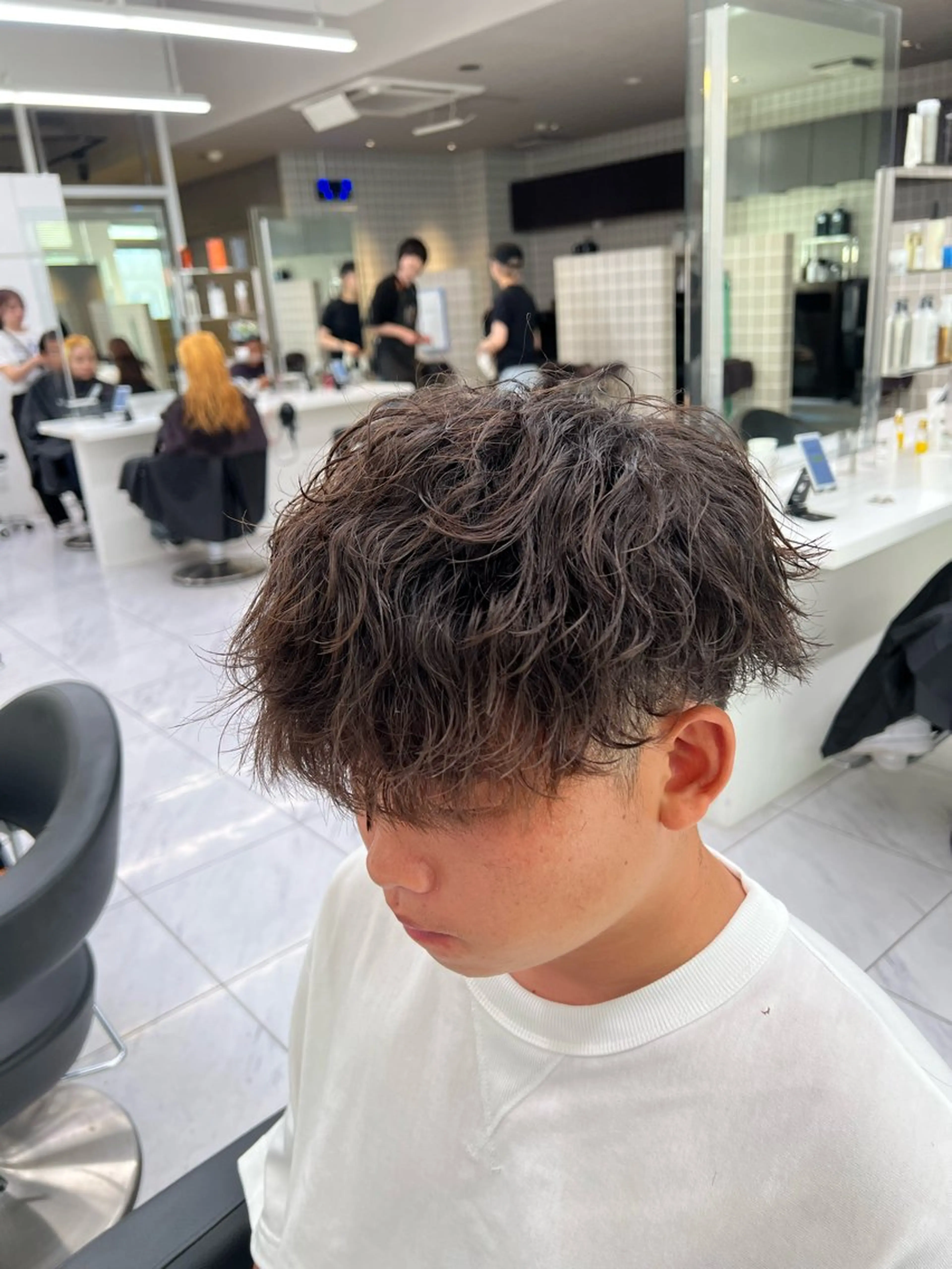 ショート カラー パーマ ヘアアレンジ メンズ メンズパーマ カット パーマ トリートメント ヘッドスパ ヘアセット 💎韓国/ レイヤー カット/ 暖色🫧のヘアスタイル