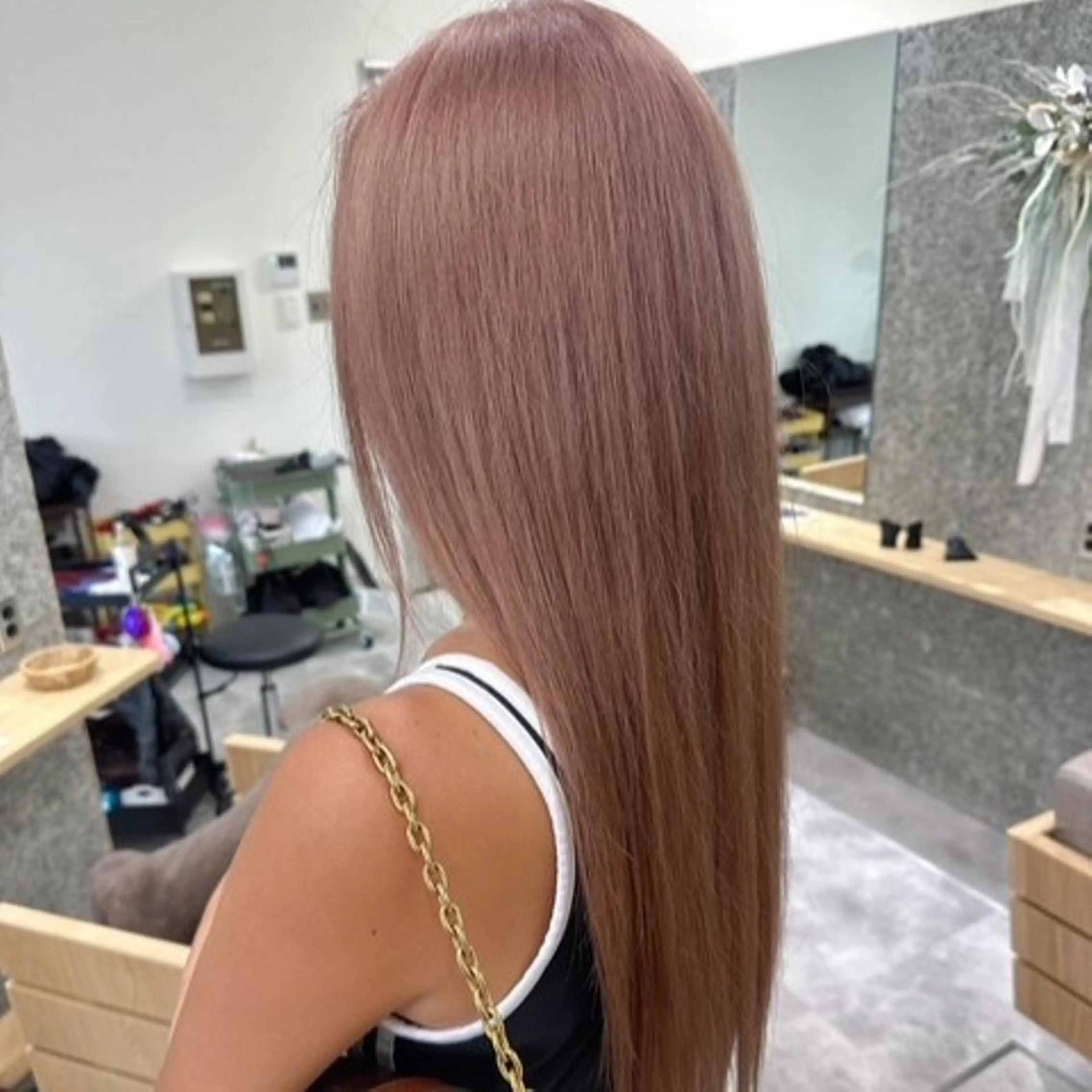 ロング ミルクティーベージュ 近鉄奈良駅　向田のヘアスタイル