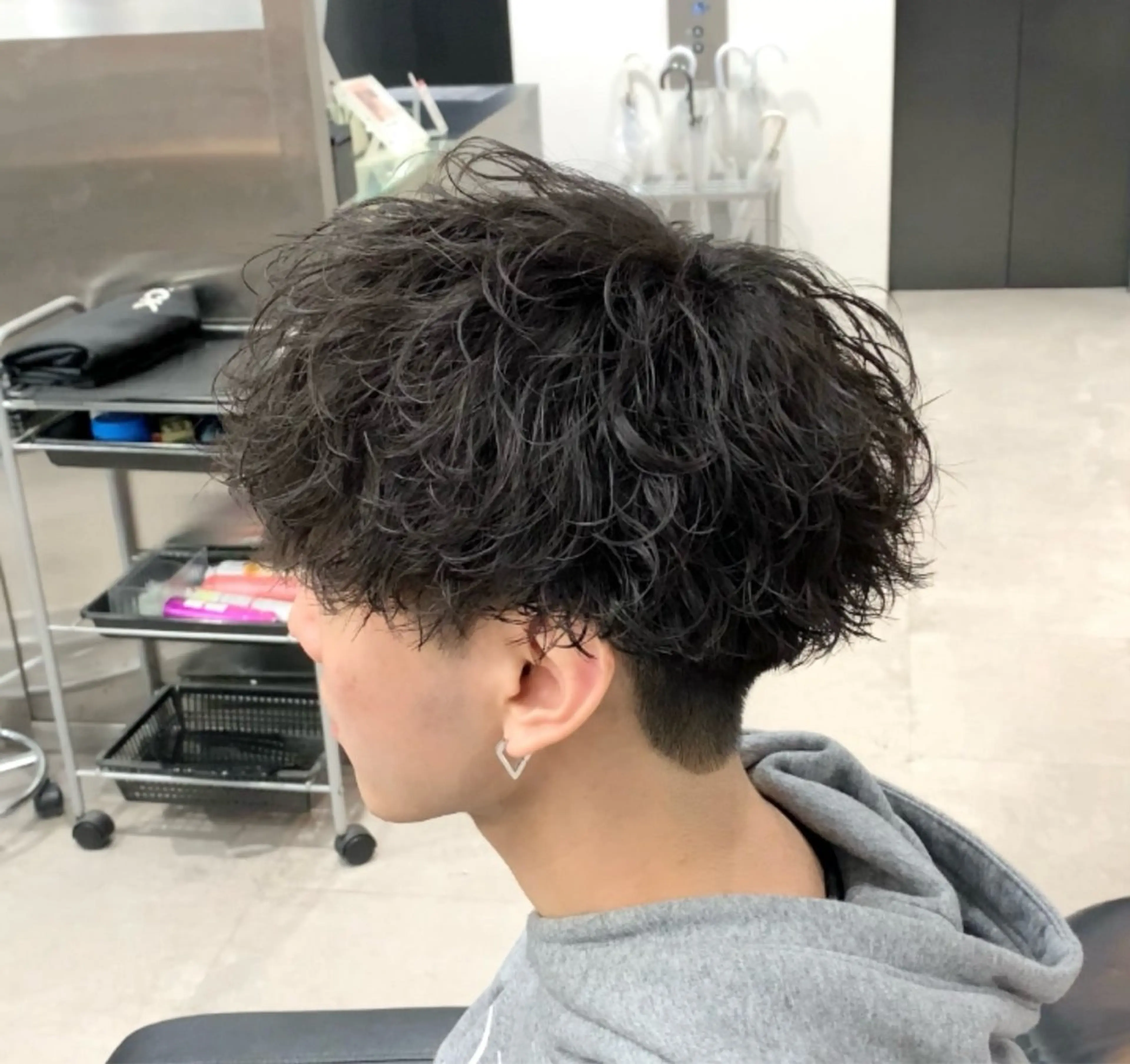 カラー パーマ メンズ センターパート フェザーパーマ メンズハイライト メンズメッシュ マッシュ 福井祥太／海外風 /プードルパーマのヘアスタイル