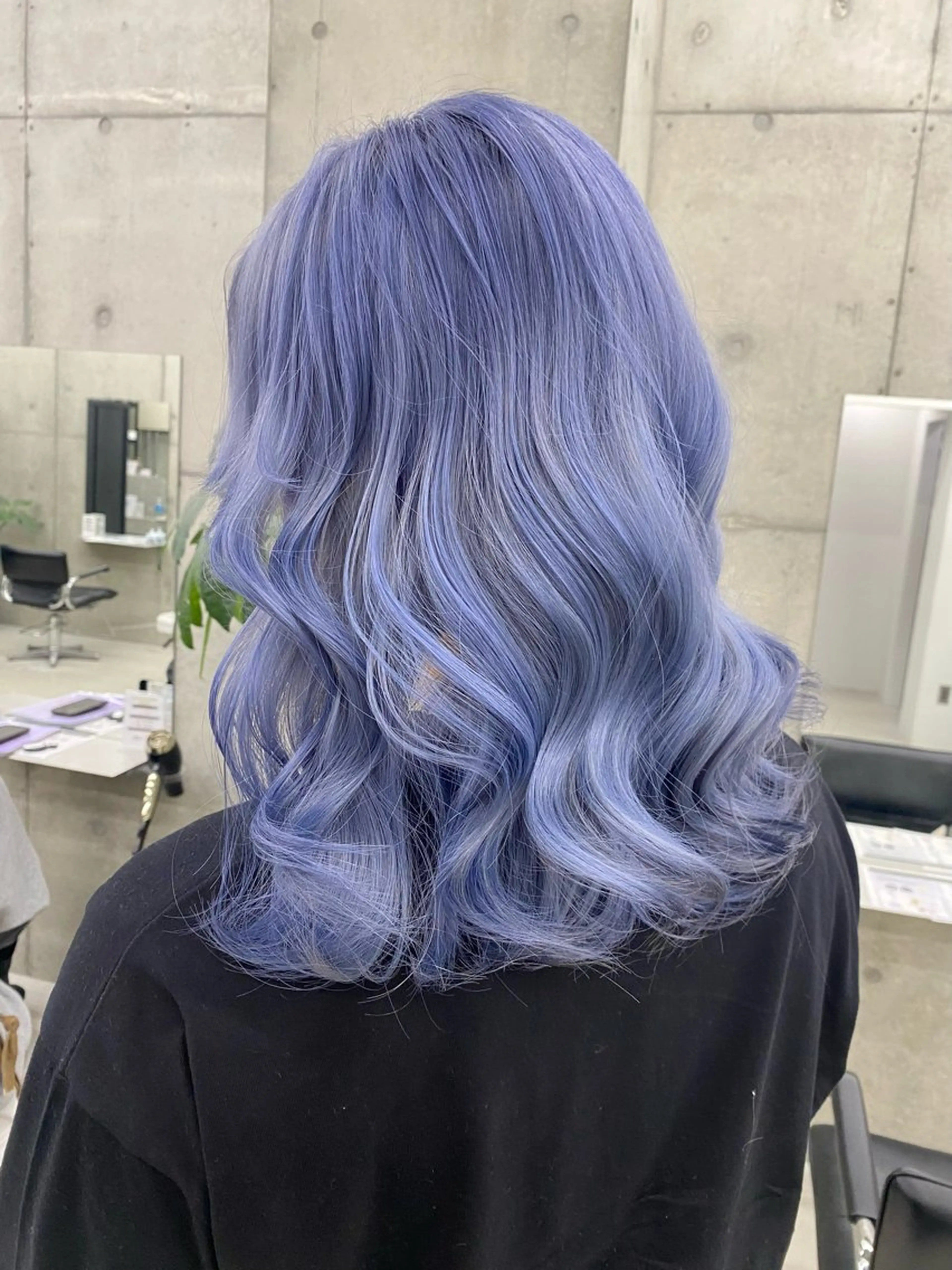 カラー ブルーカラー シルバー 和木坂 日美のヘアスタイル