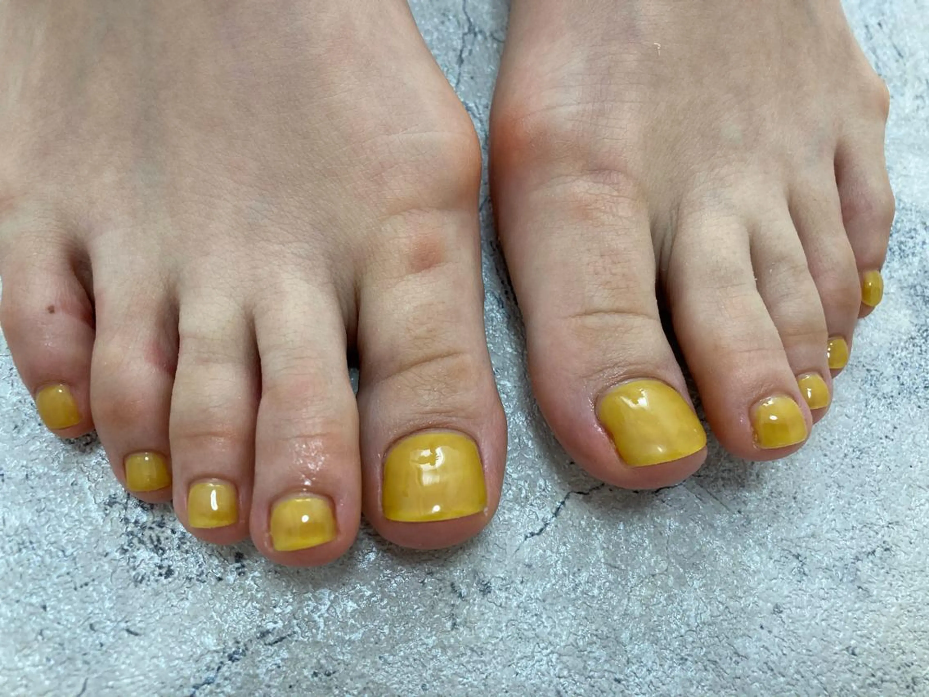 ネイル ワンカラーネイル 黄色 フットネイル mogunail &blowのネイルデザイン