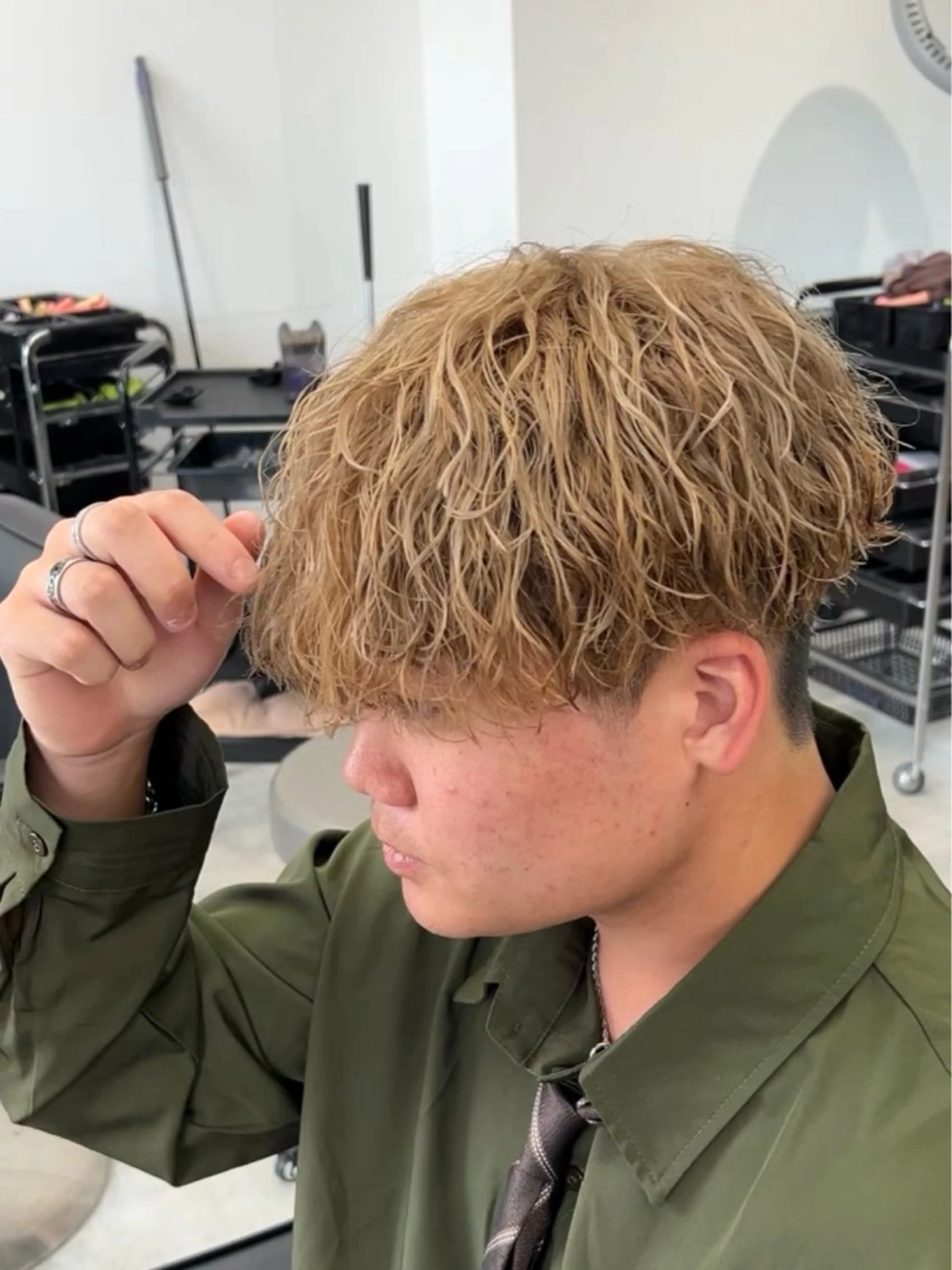 ショート カラー パーマ メンズ メンズブリーチ メンズパーマ ツイストスパイラルパーマ ベージュカラー ブリーチ カット ヘアカラー メンズパーマ/ 新潟駅/佐藤裕のヘアスタイル