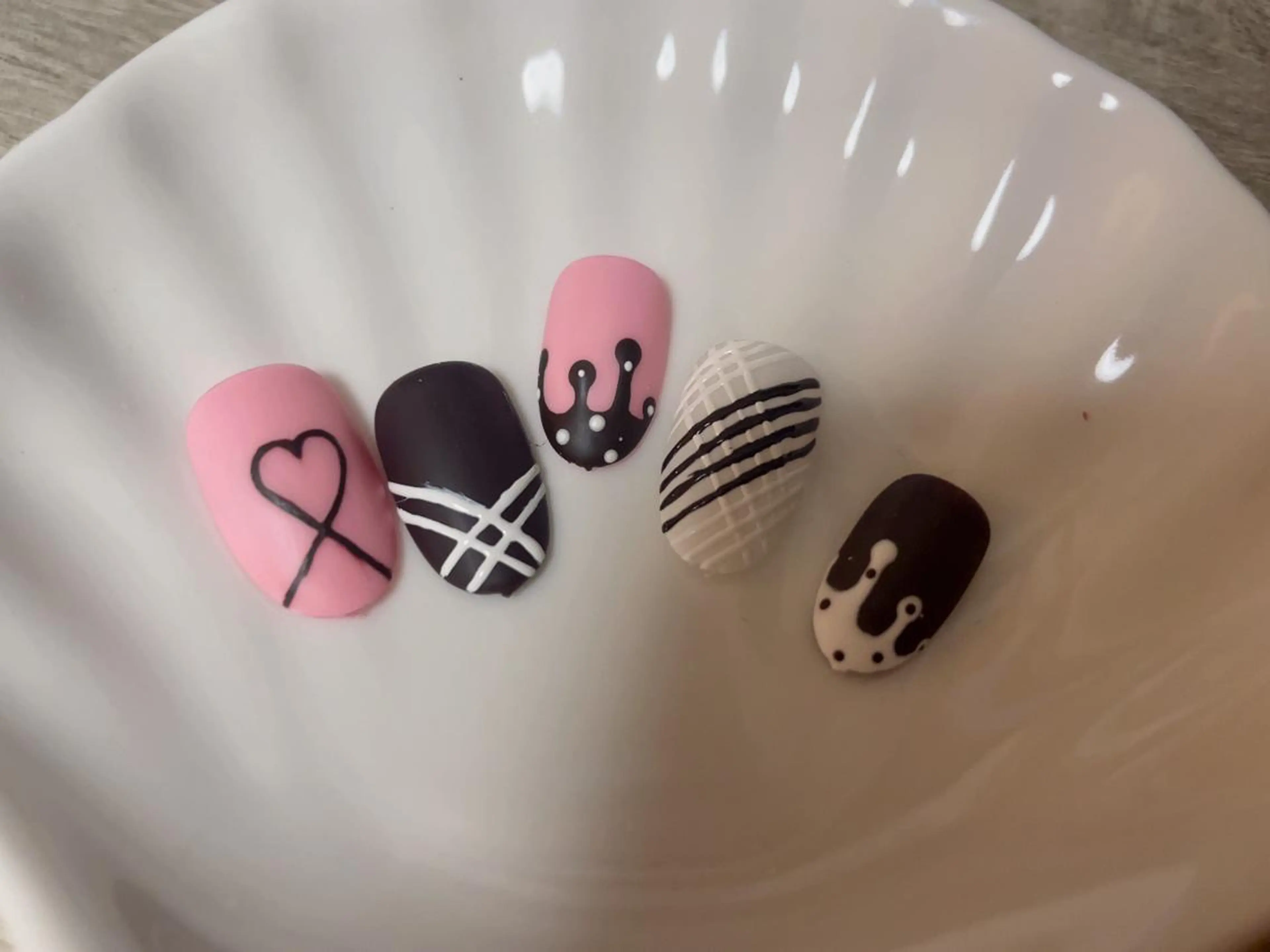 ネイル マットネイル バレンタイン エン Nail salonのネイルデザイン