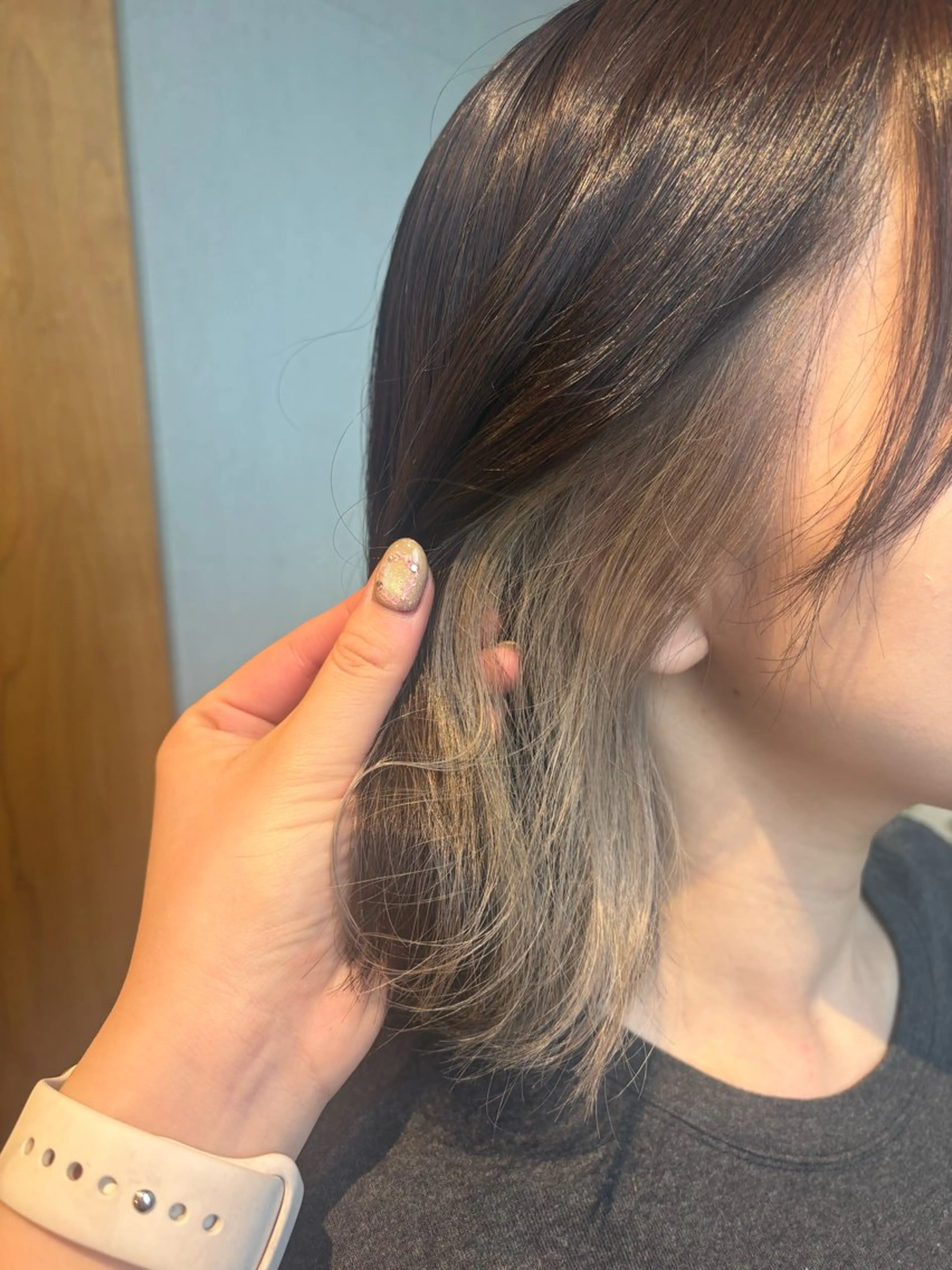 ミディアム カラー イヤリングカラー カット ヘアカラー 秋吉 結愛のヘアスタイル