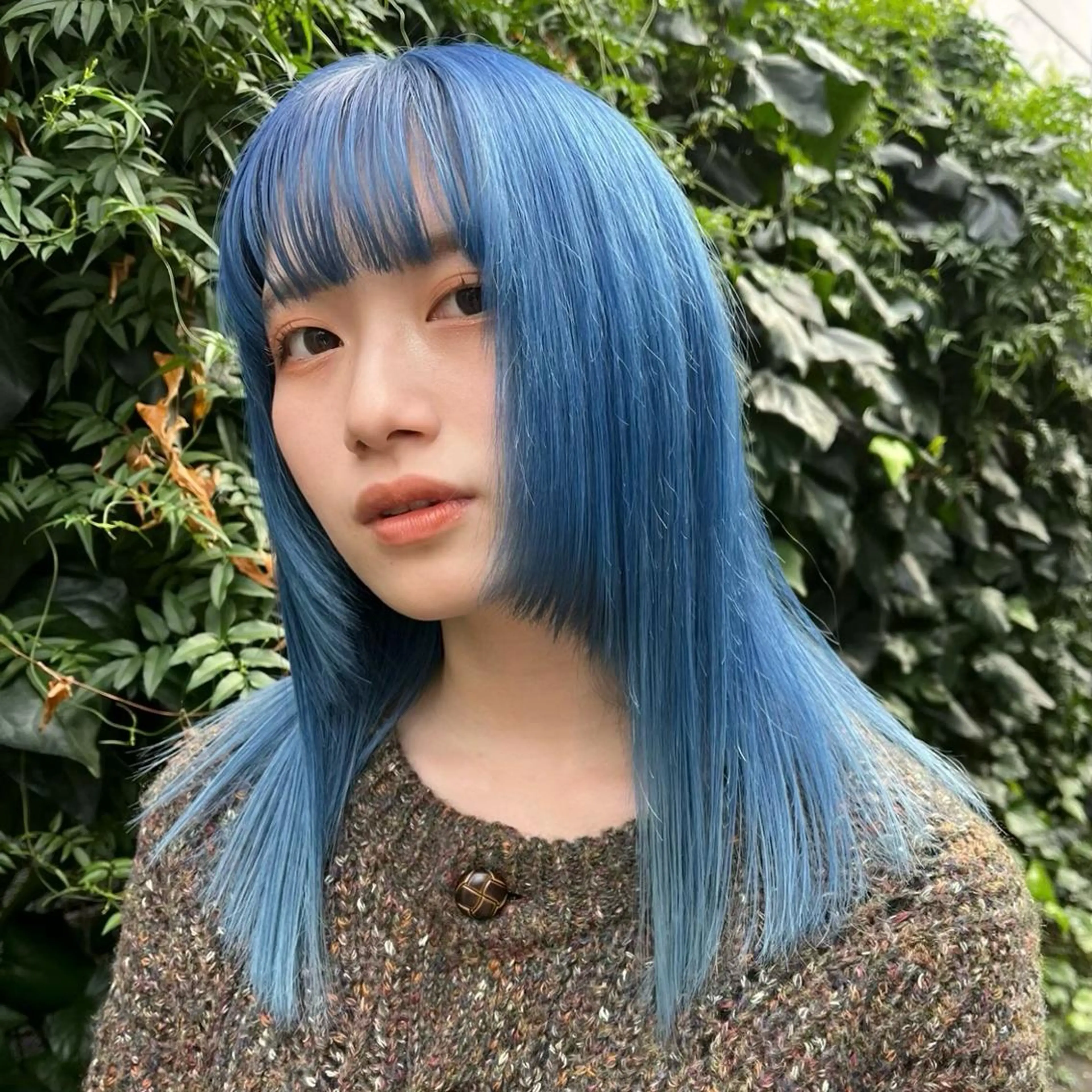 セミロング カラー ヘアアレンジ ブルーカラー ボブハイトーン🦖 デザインMAMIのヘアスタイル
