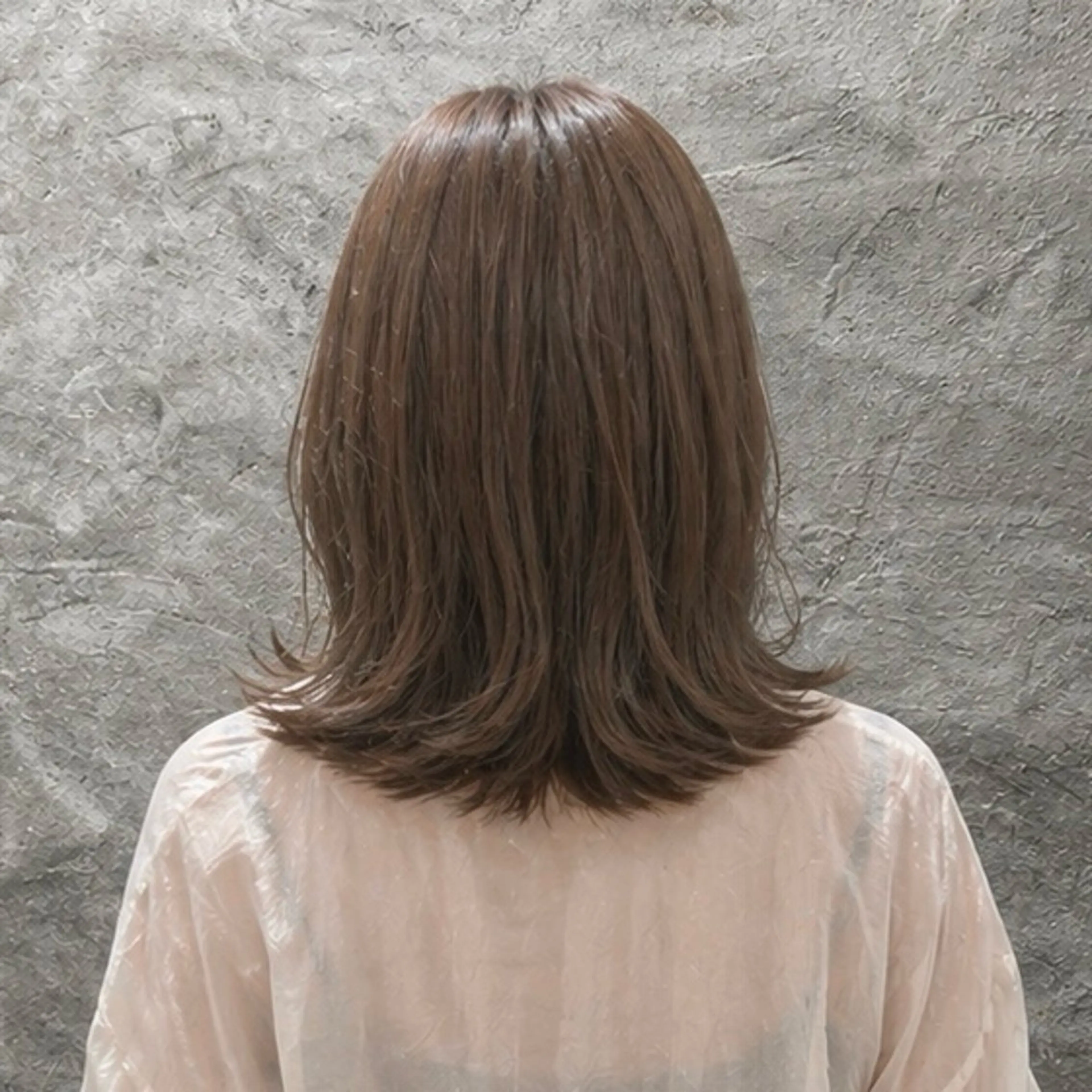 ミディアム 小島 咲音/艶カラー /レイヤー/縮毛矯正のヘアスタイル