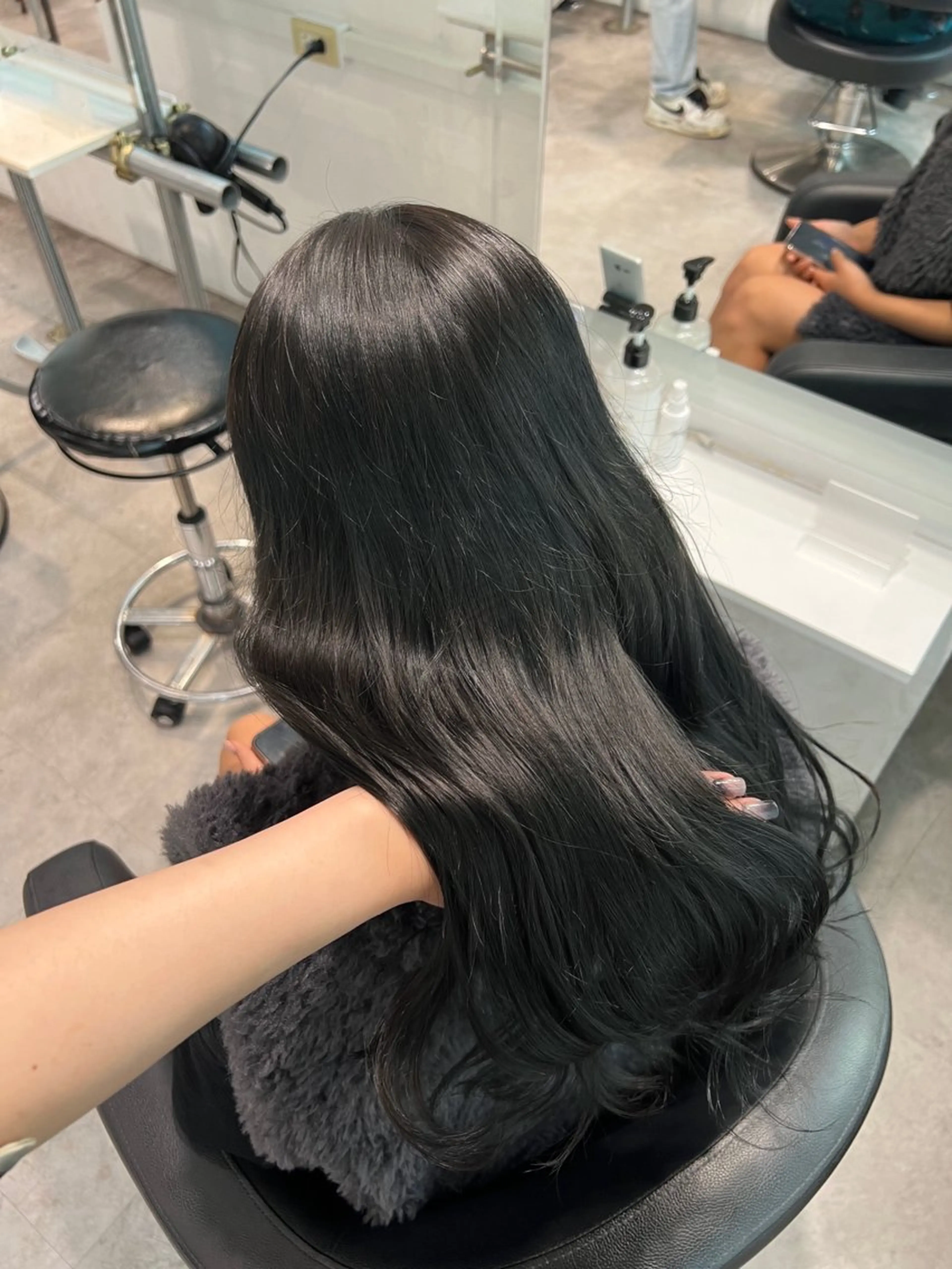 ロング カラー 透明感カラー オリーブグレー 暗髪🩶ラベンダー/ ブルー/ユウナ🤍のヘアスタイル