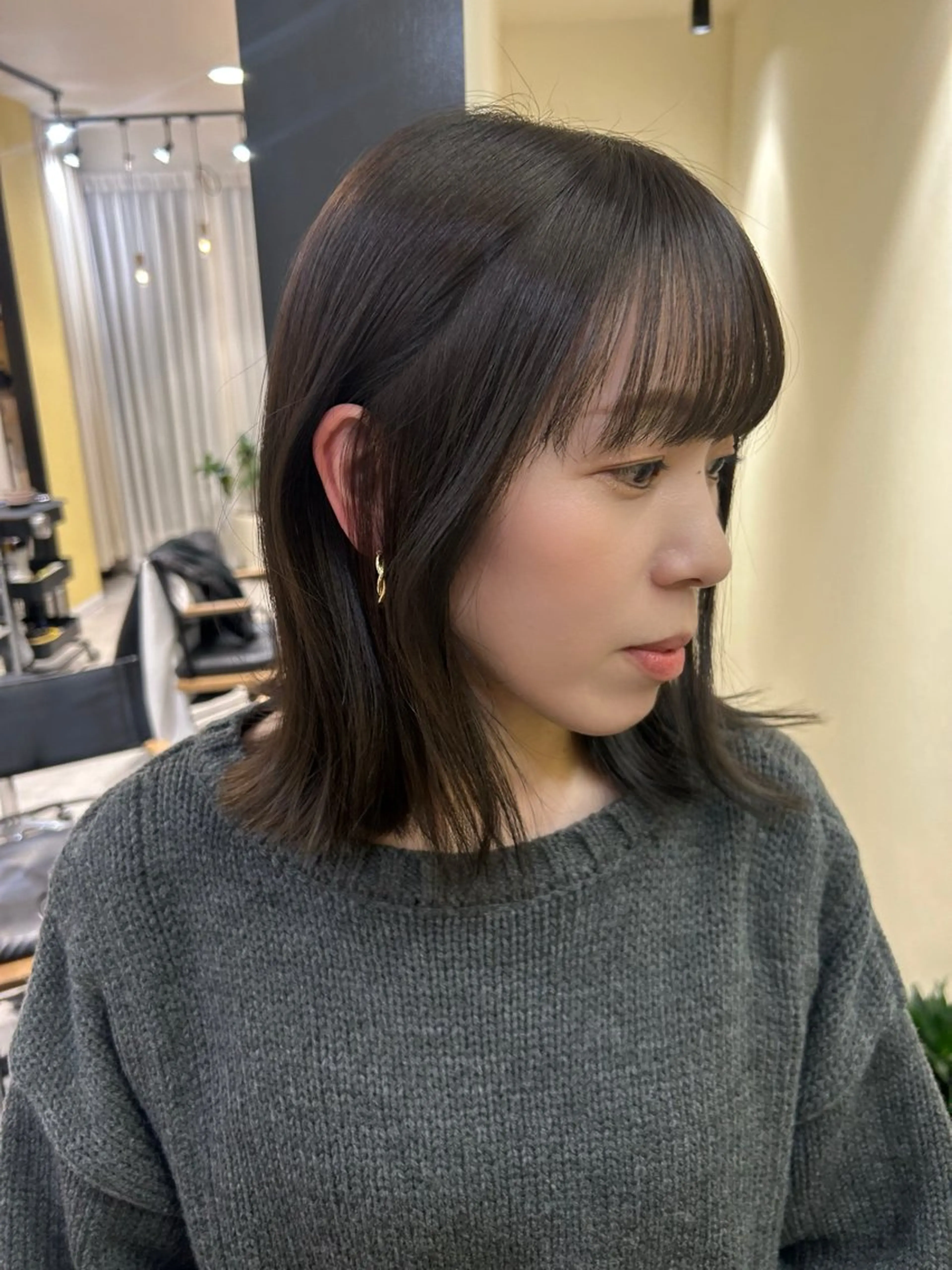 ミディアム カラー アッシュ オリーブアッシュ hub hair レイヤー/透明感のヘアスタイル