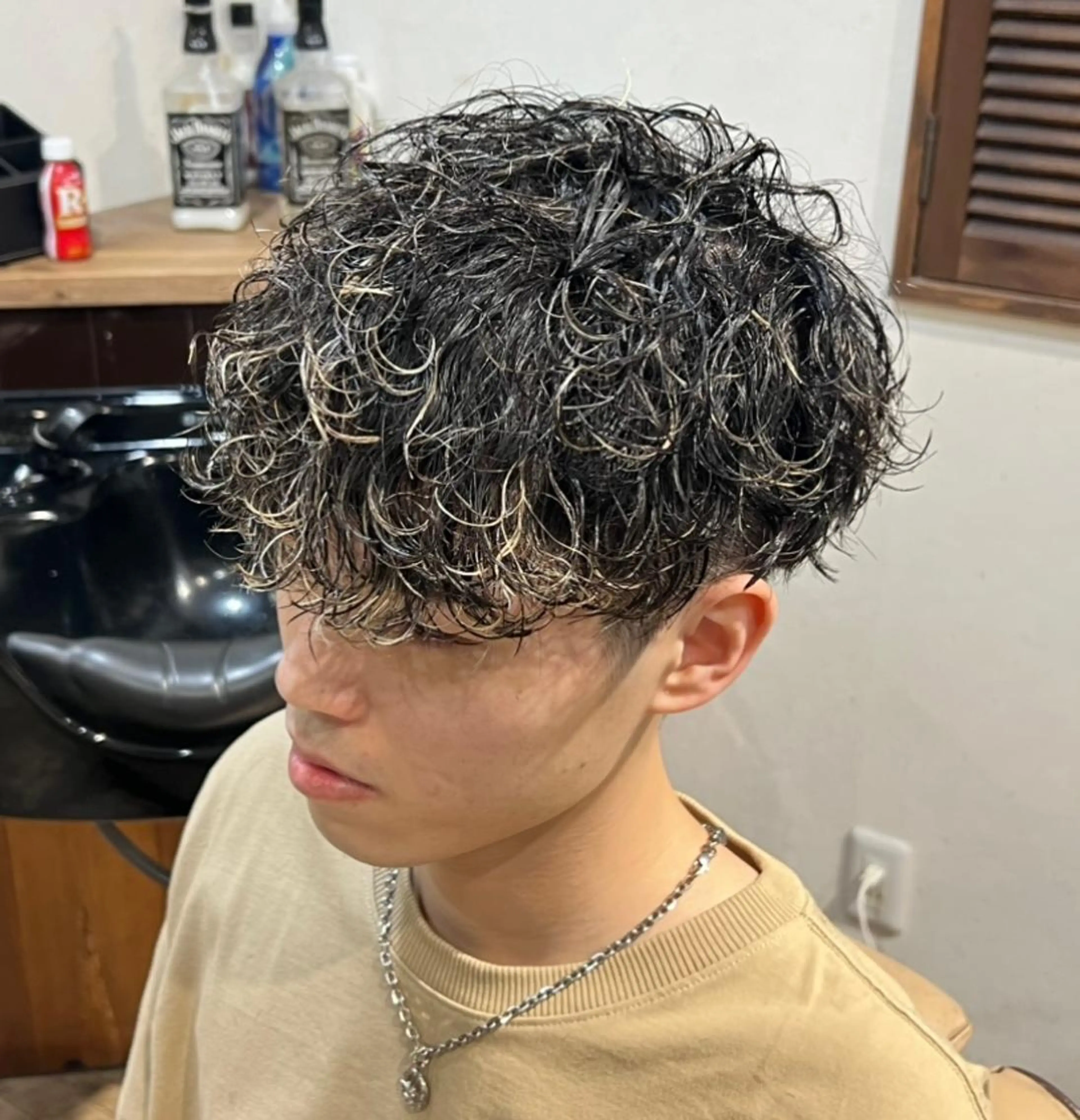 メンズ 波巻きパーマ 新宿無料メンズカット 松橋　風弥のヘアスタイル