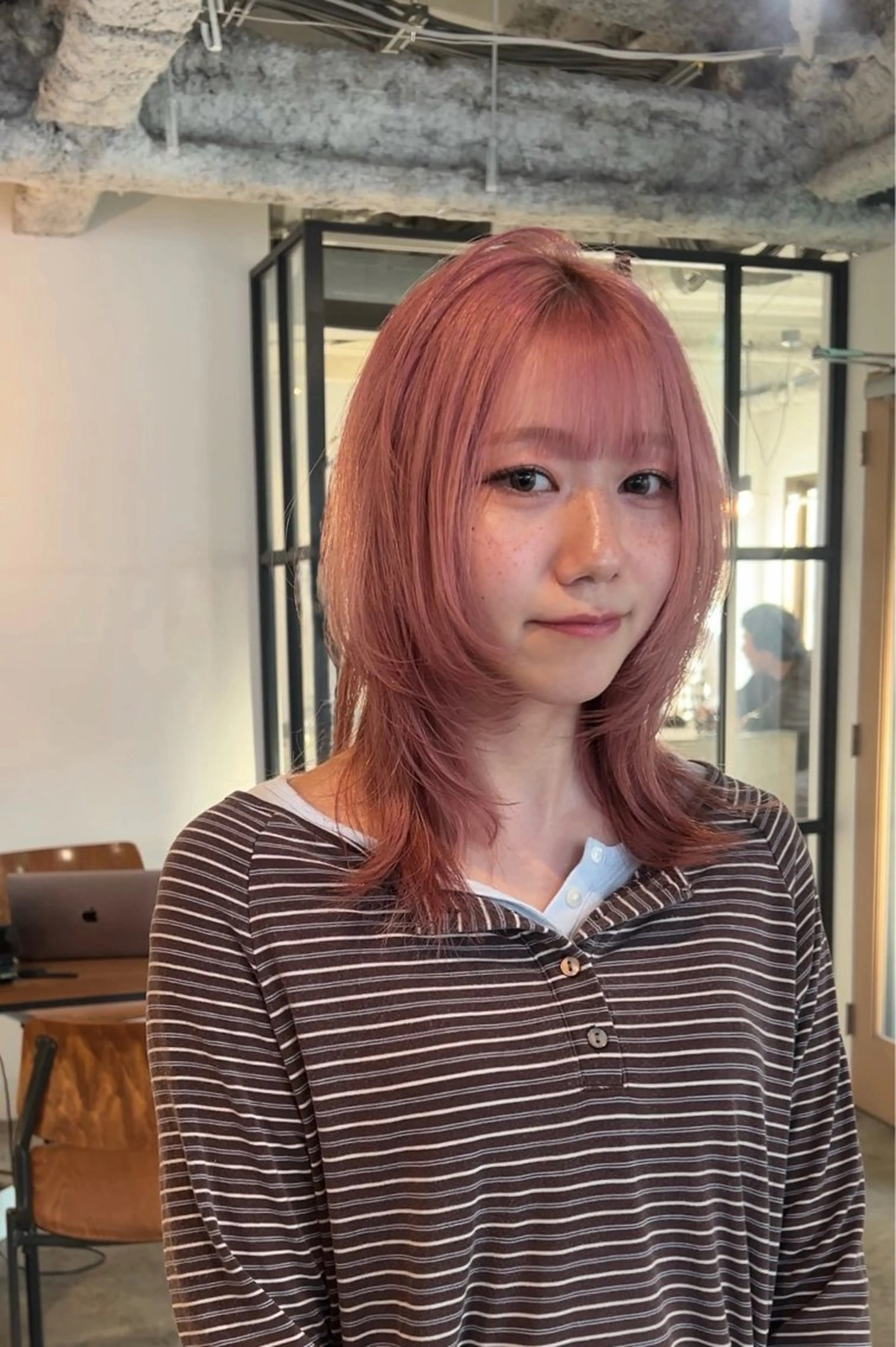 セミロング カラー ヘアアレンジ ピンクカラー レイヤーカット ヘアカラー 🎀suzuna 透明感colorのヘアスタイル