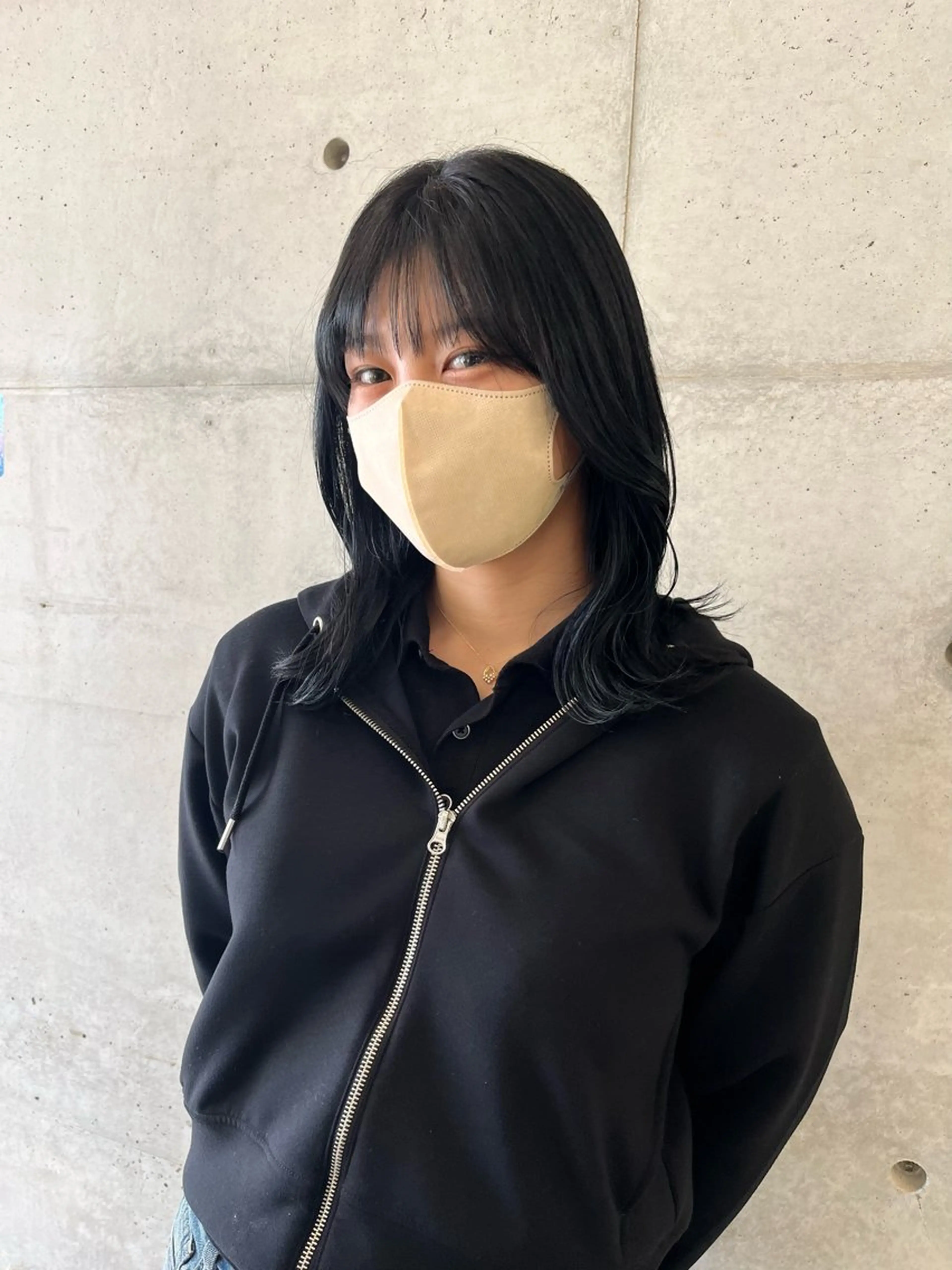 ミディアム カラー 黒髪 ブルーカラー ブルーブラック LOMARLIE / 𝐂𝐇𝐈𝐊𝐀のヘアスタイル