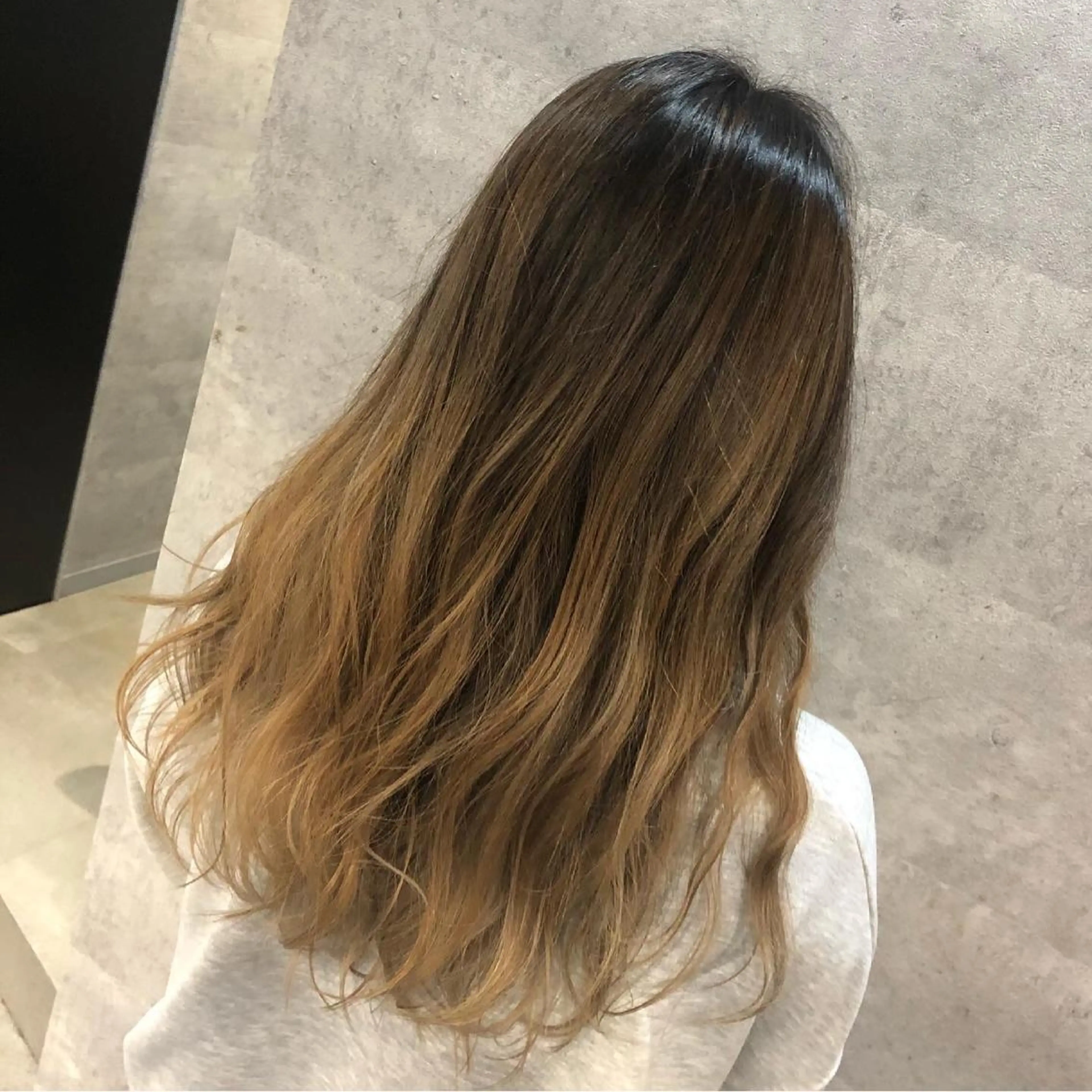 ロング カラー バレイヤージュ ベージュカラー ブリーチ レイヤーカット 寺嶋 貴大のヘアスタイル
