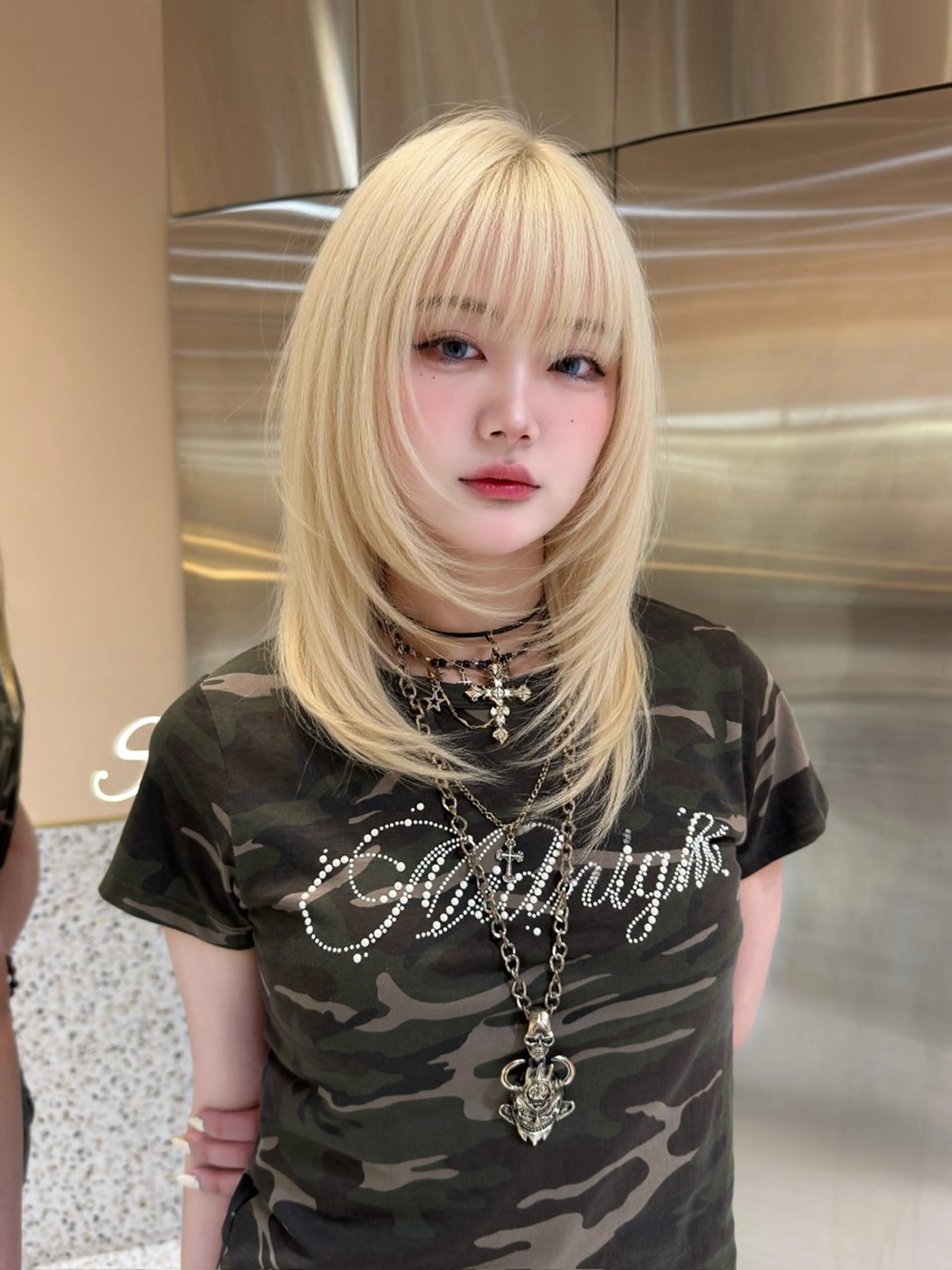 セミロング カラー ブリーチ ブロンド ハイトーンカラー ホワイトブロンド レイヤーカット カット ヘアカラー トリートメント 絶対垢抜けレイヤー/ 透明感カラーリョウヤのヘアスタイル