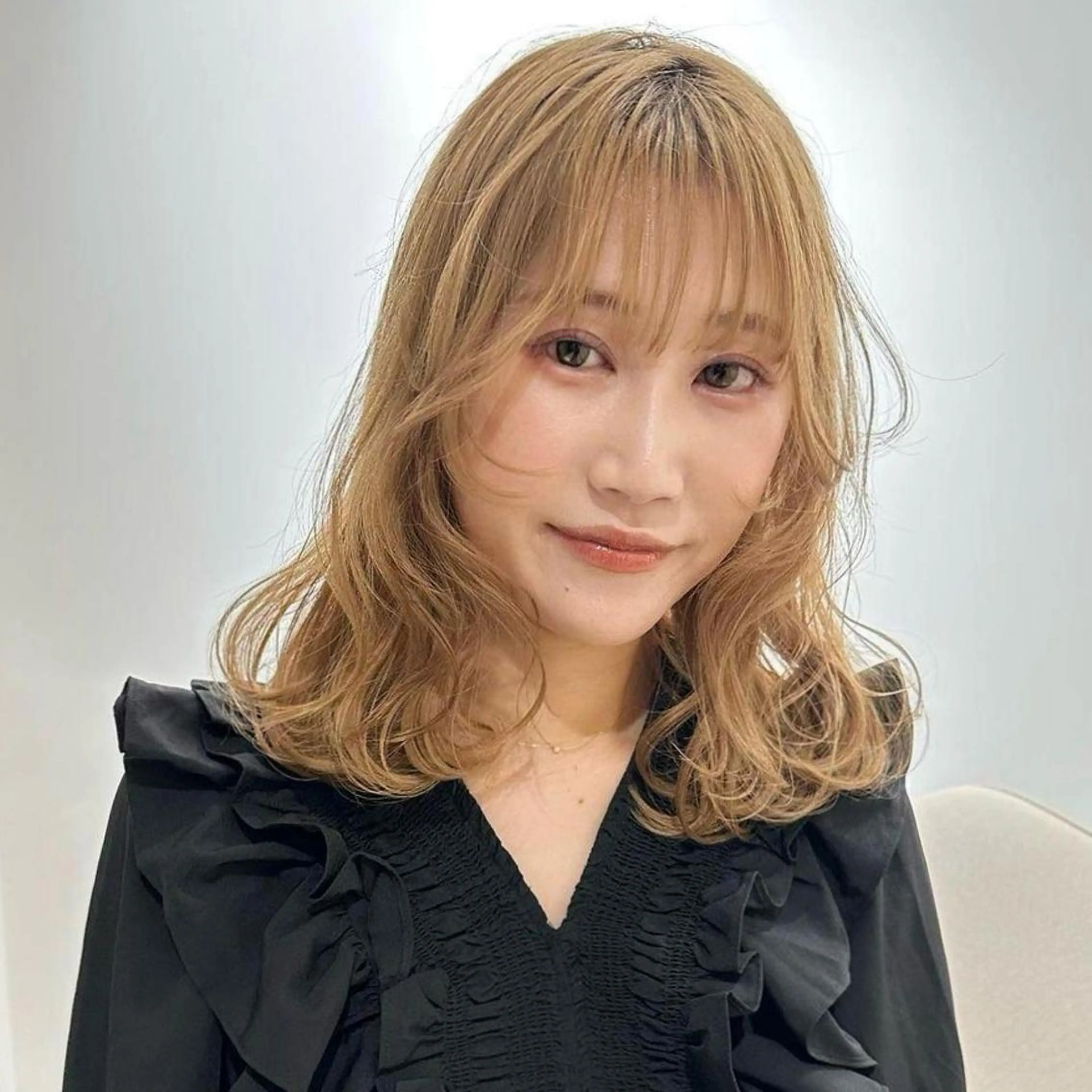 セミロング カラー ベージュカラー ブリーチ ミルクティーベージュ ORIKA 美容室のヘアスタイル