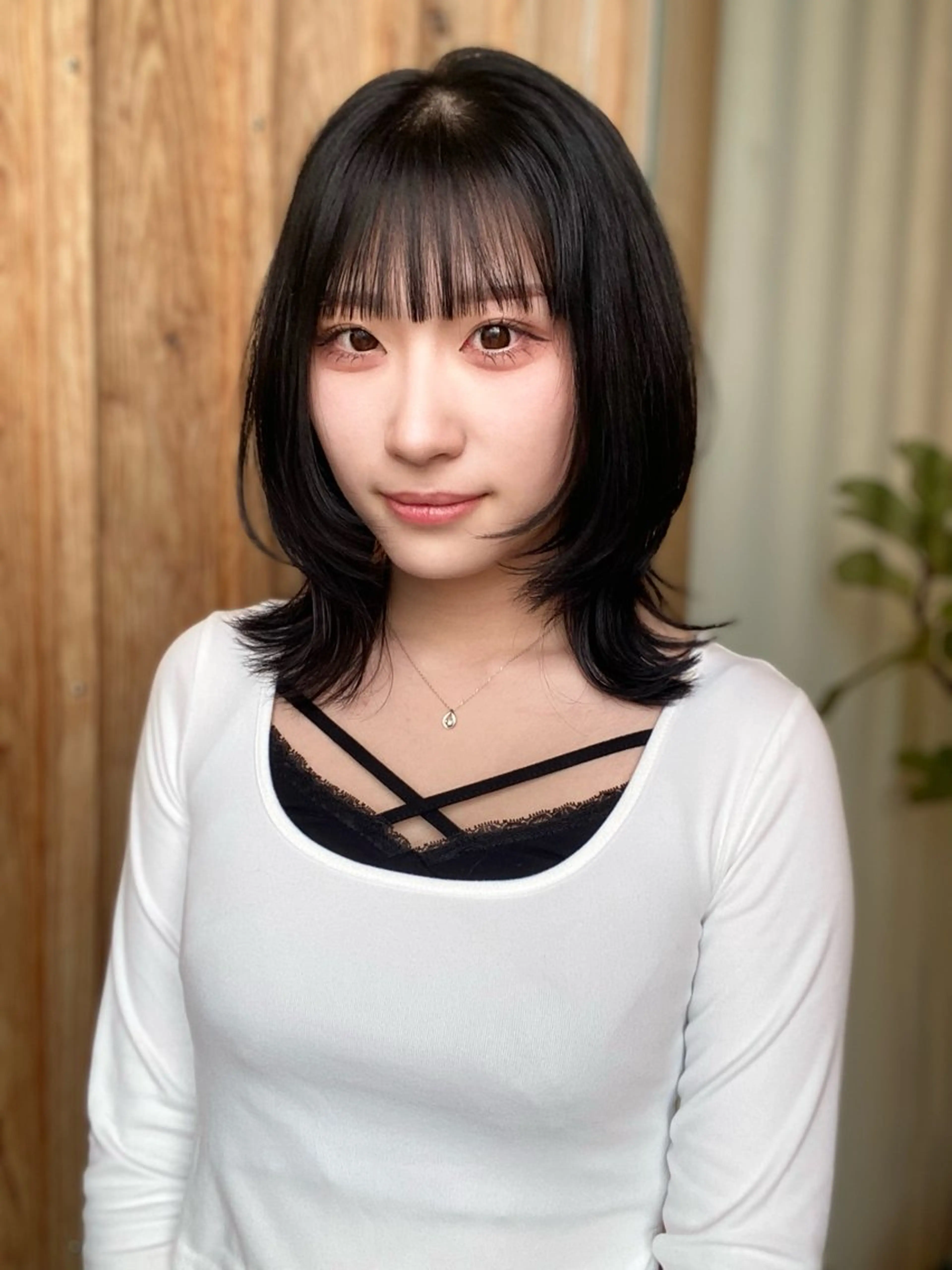 ミディアム カラー 黒髪 透明感カラー ウルフカット wakana / くびれカットのヘアスタイル