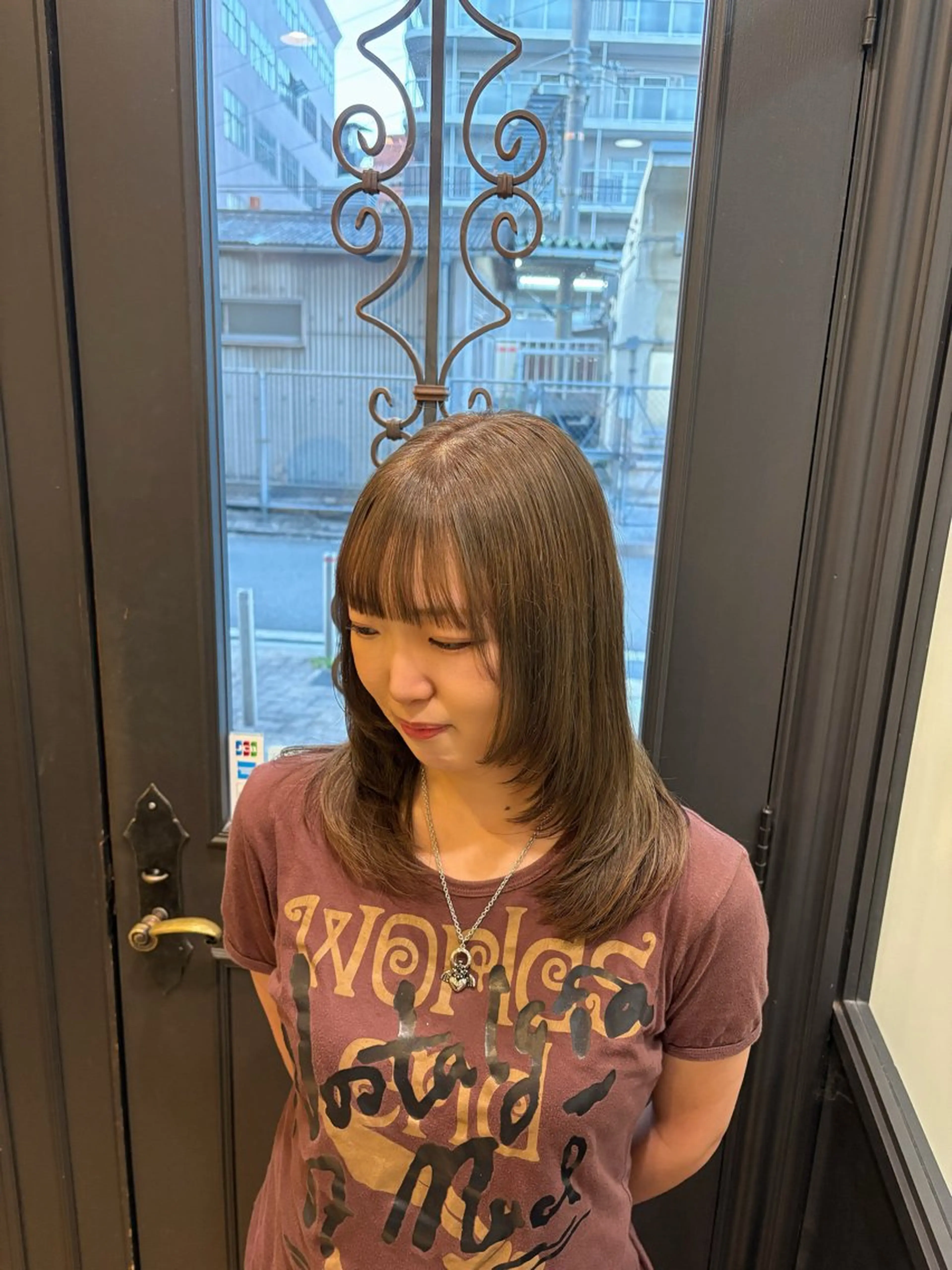 ミディアム カット ヘアカラー しおり🍬 KOKORO🤍のヘアスタイル