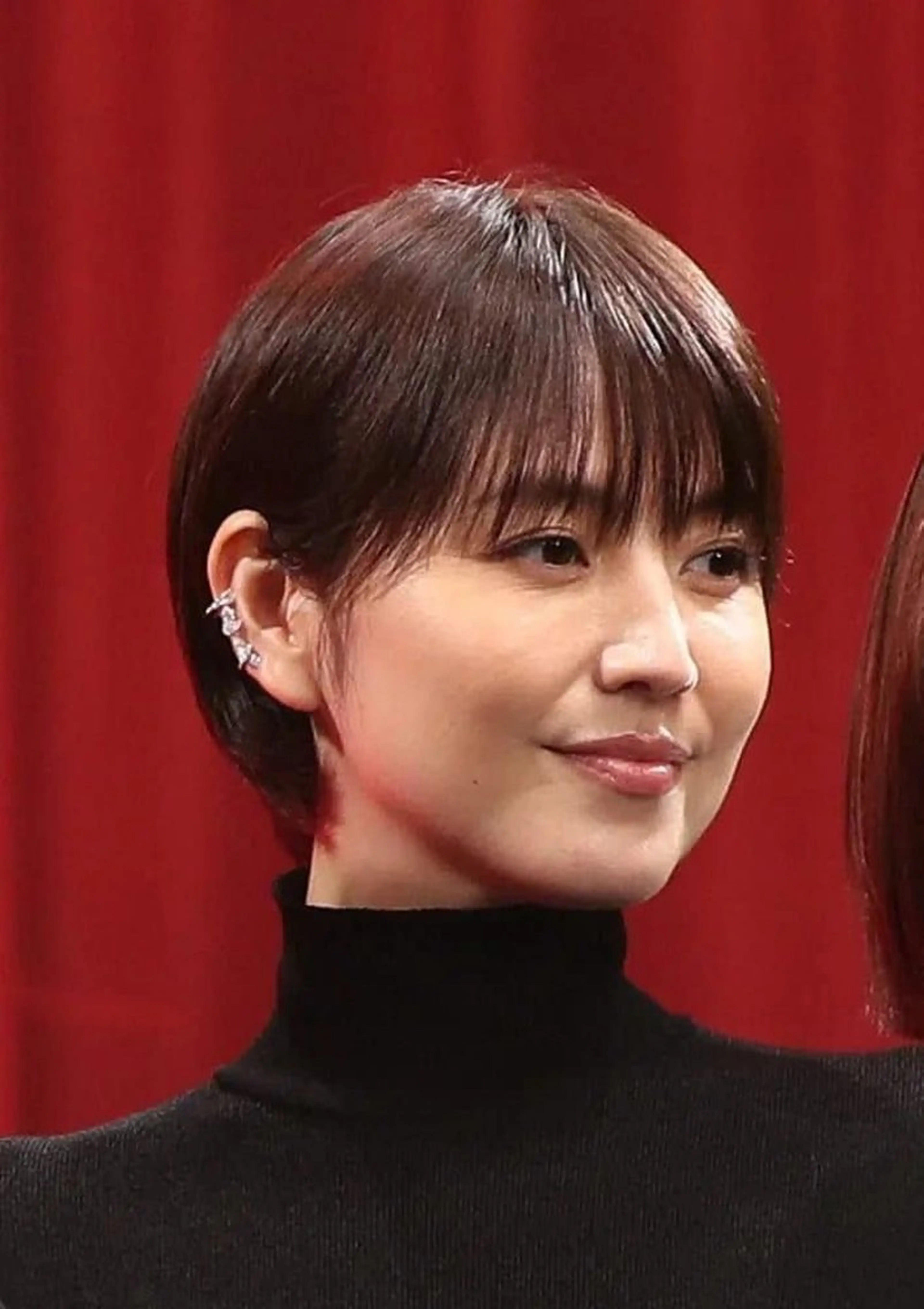 ショート 曲がる縮毛矯正 センターパートのヘアスタイル