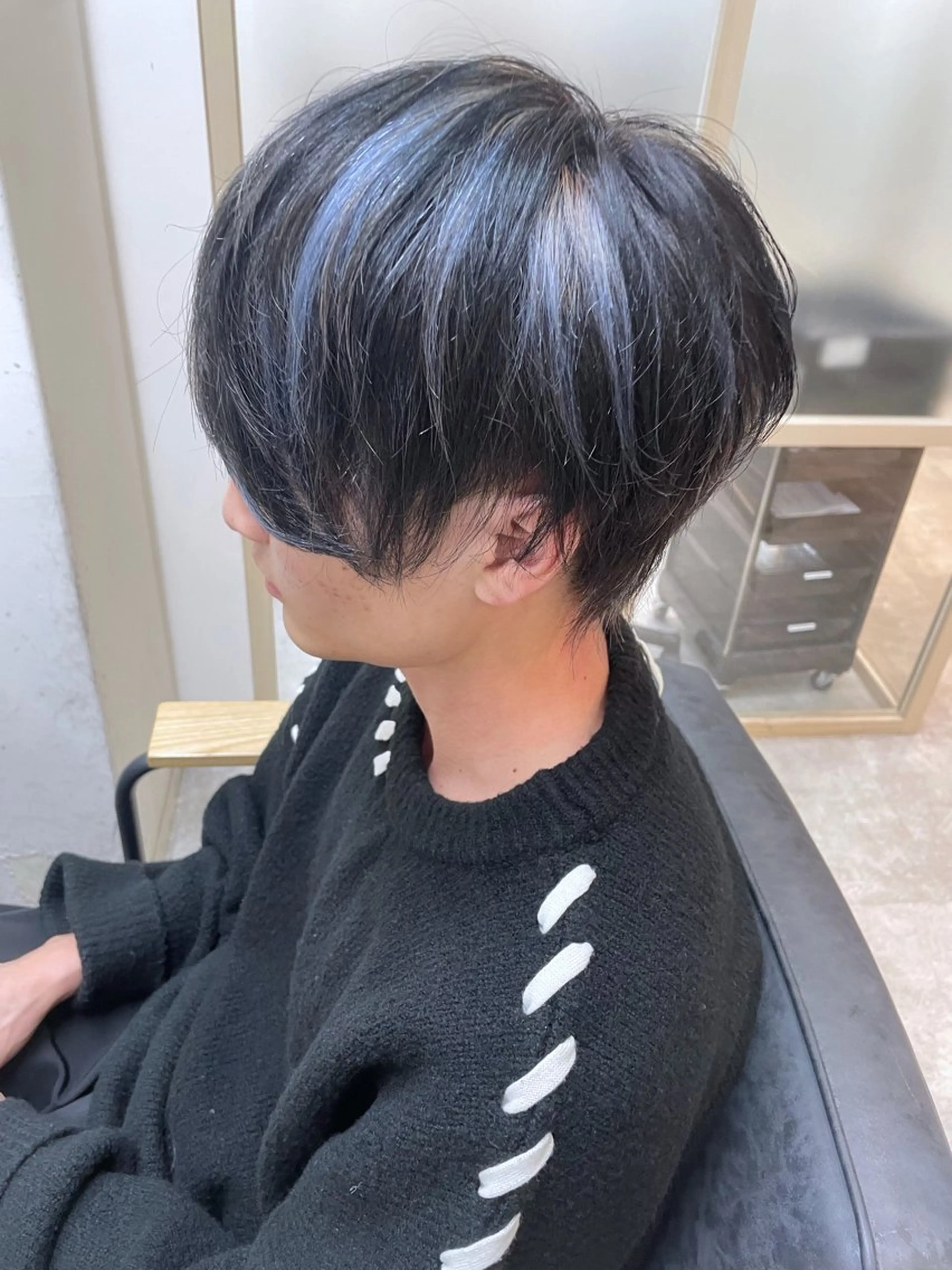 ミディアム カラー メンズ メンズメッシュ ブルーカラー ダークグレー メッシュ ☁️ケアブリーチ￤ ウルフ￤Shioriのヘアスタイル