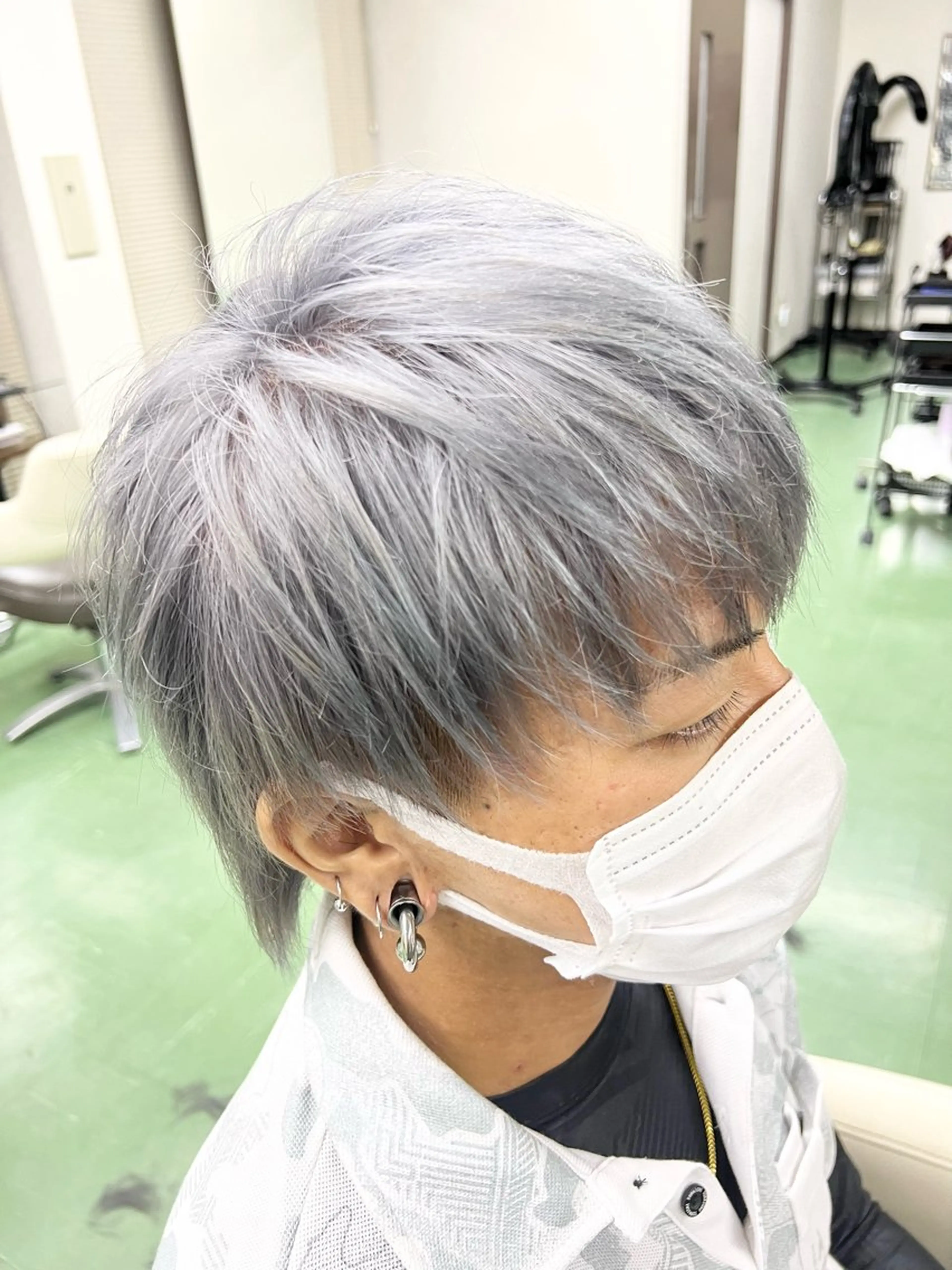 ショート カラー メンズ アッシュ シルバー シルバーアッシュ カット ヘアカラー 甲田 豪徳のヘアスタイル