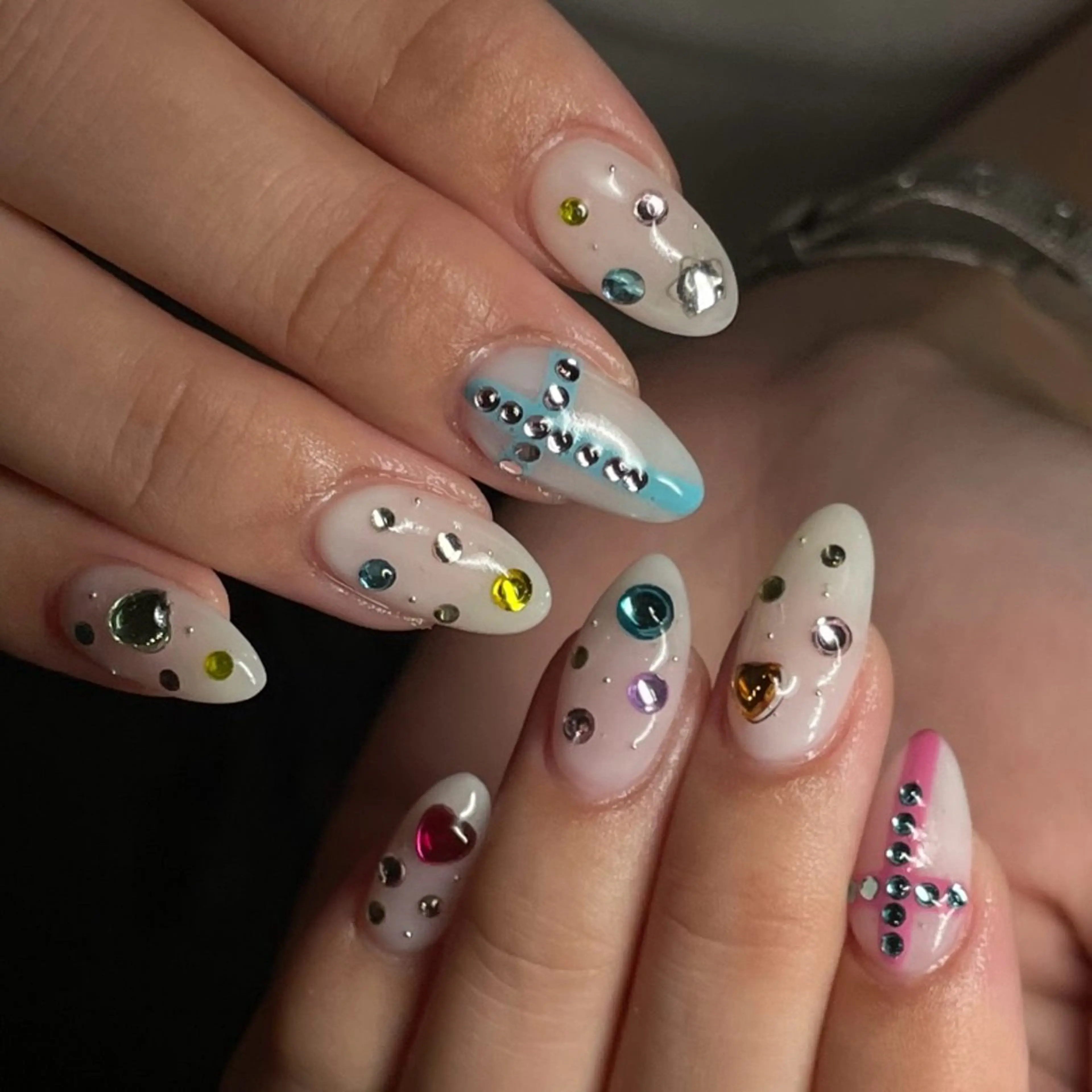 ネイル アートネイル ストーンネイル 🦋hana / nail / AOのネイルデザイン