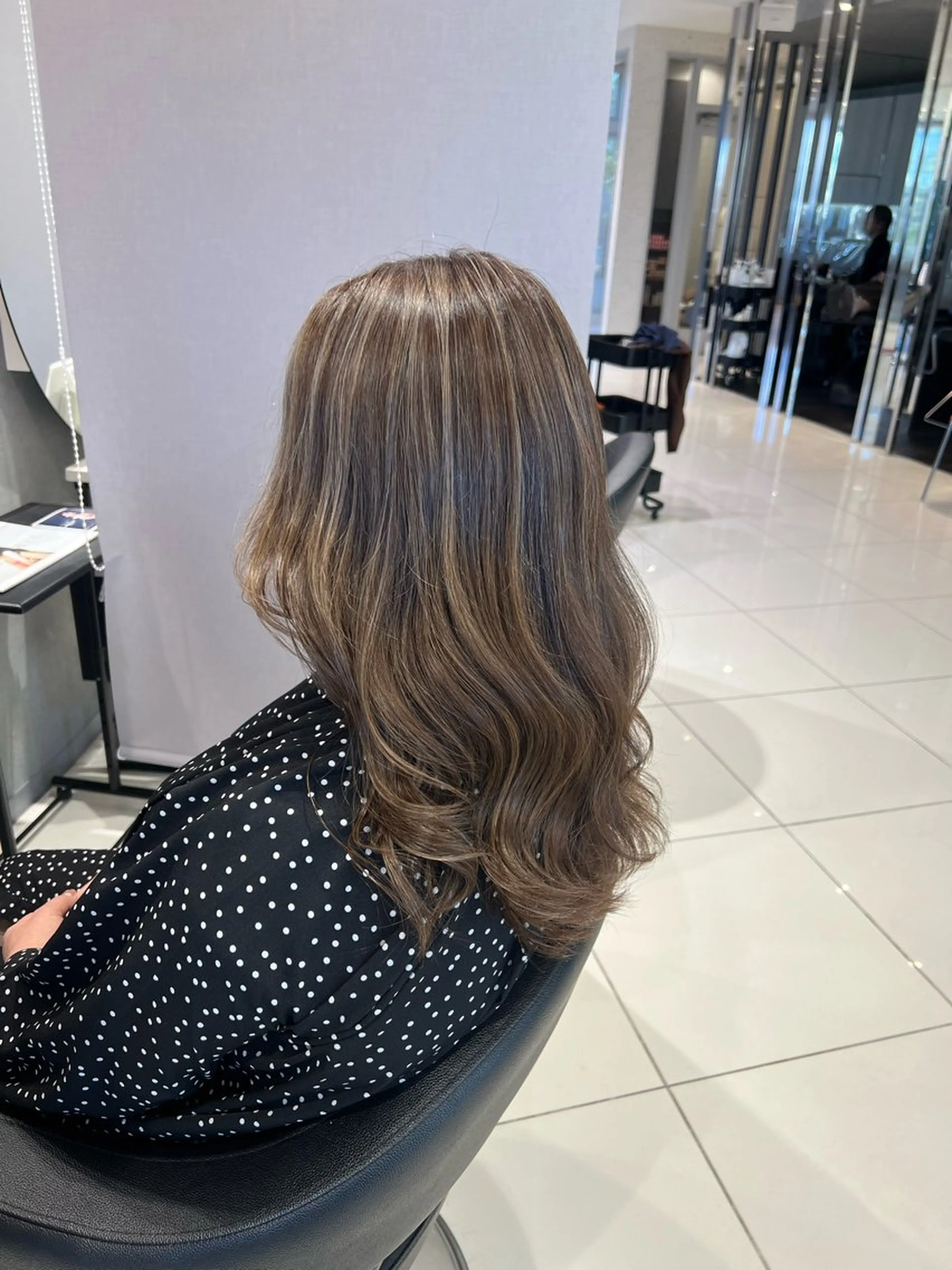 セミロング ハイライト レイヤーカット ヘアカラー トリートメント 下條 真のヘアスタイル