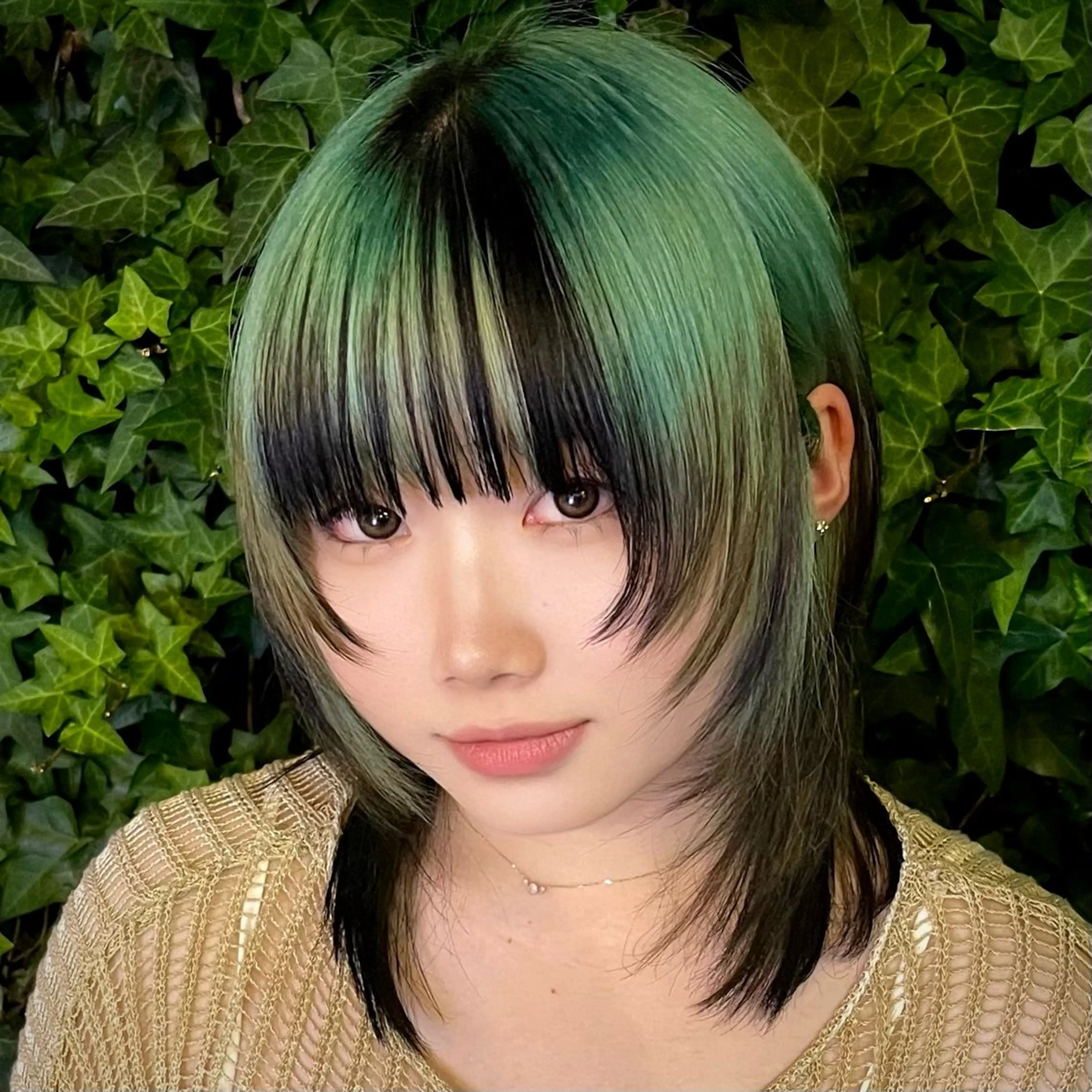 ミディアム カット ウルフ/レイヤー/ ブリーチカラーのヘアスタイル