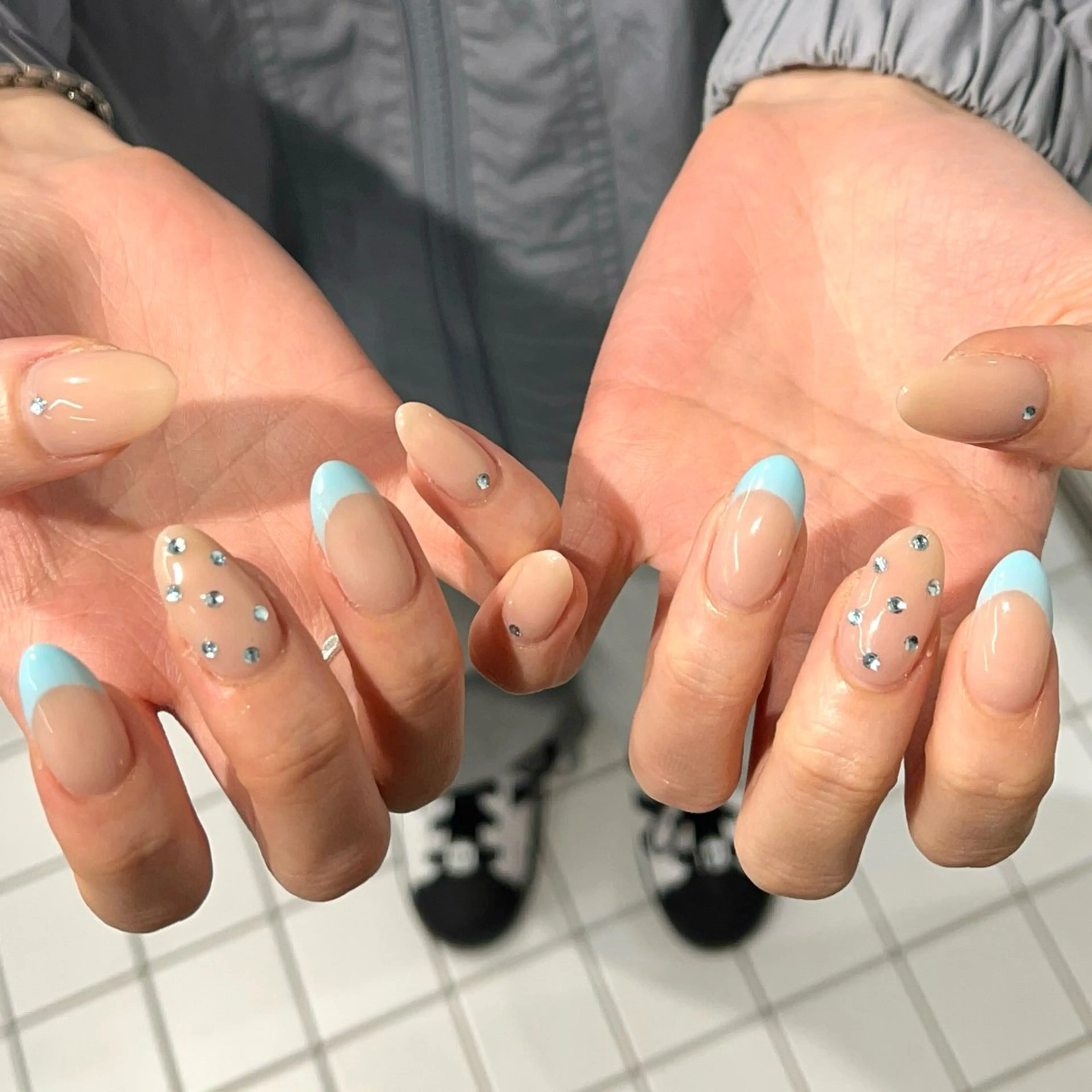 ネイル フレンチネイル キラキラネイル 水色 ロングネイル リボン ハンドネイル eight nail 春菜のネイルデザイン