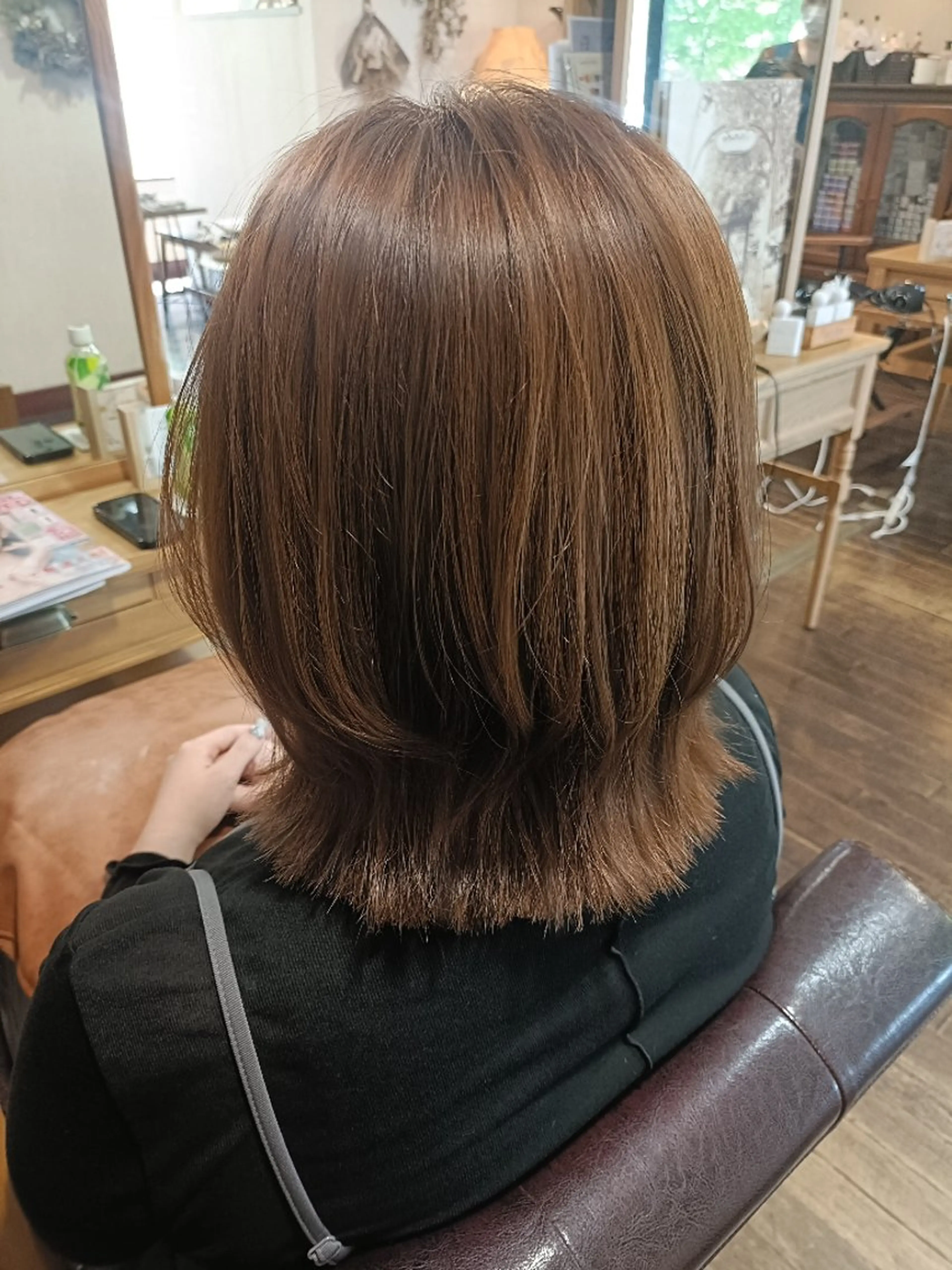 ミディアム ボブ くびれヘア 外ハネヘア カット ヘアカラー ASAKO ✴︎アメリシュシュのヘアスタイル