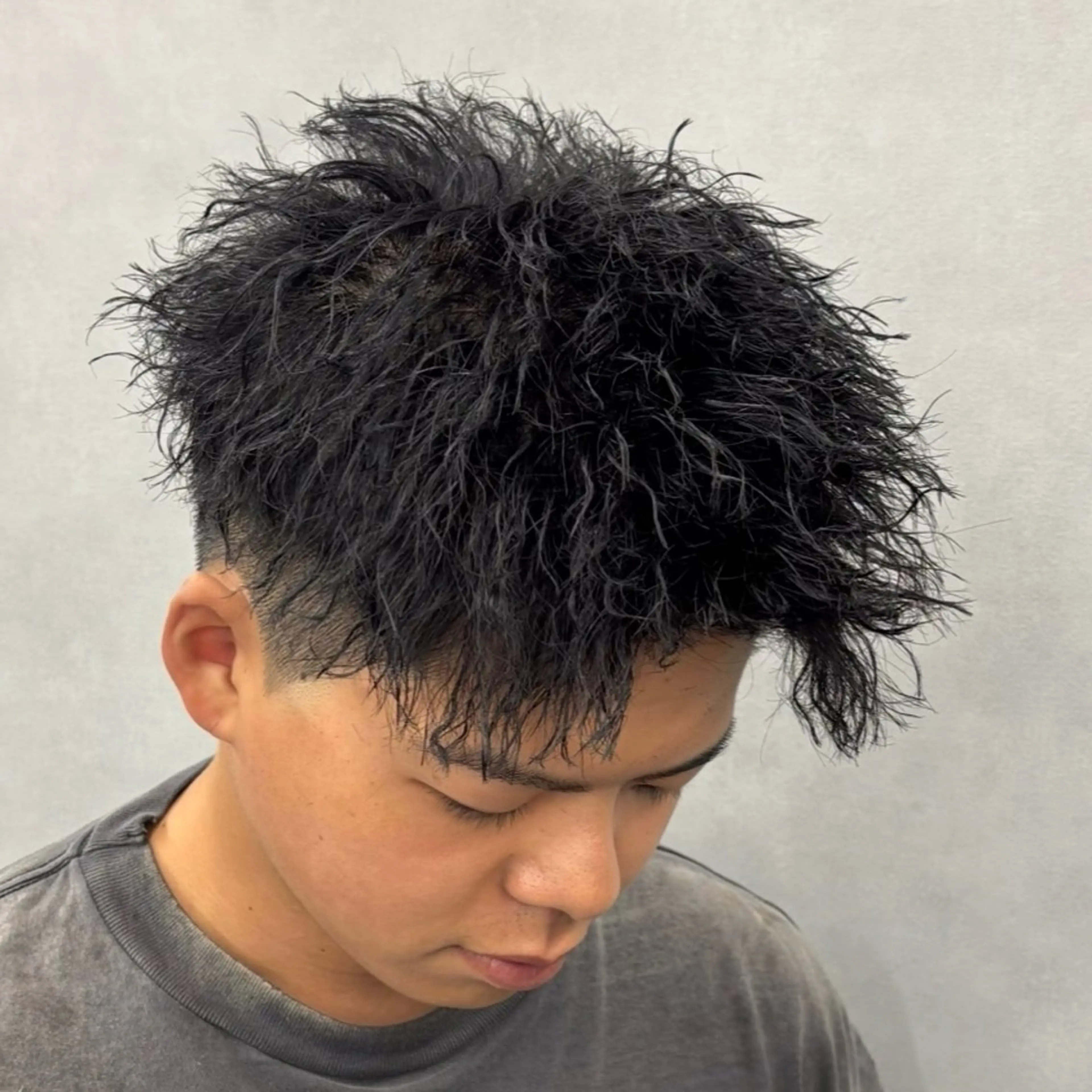 ショート パーマ メンズ アップバング メンズ就活ヘア メンズパーマ特化 美容師/ハルキのヘアスタイル