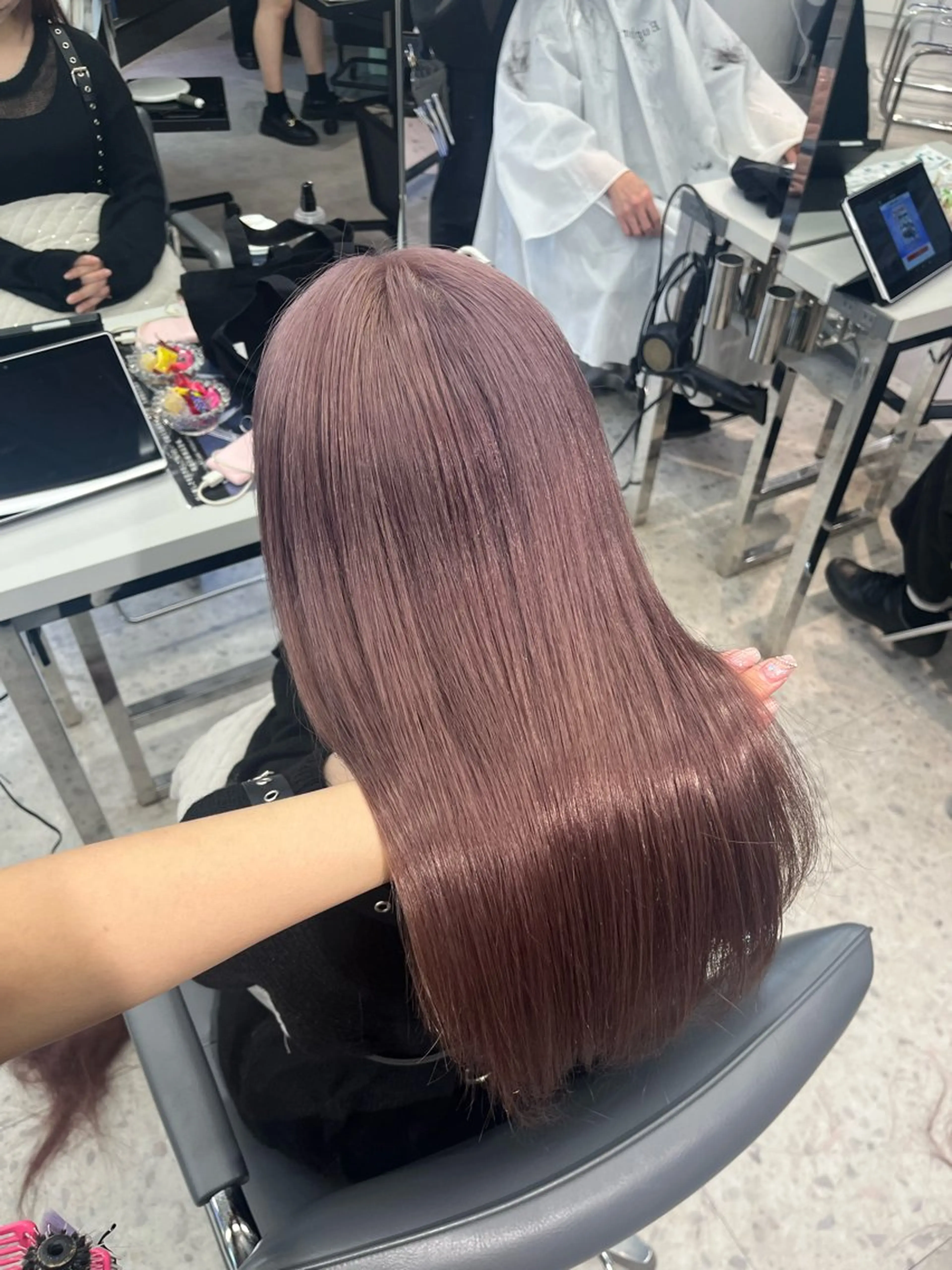 セミロング カラー ヘアアレンジ カット ヘアカラー トリートメント ヘアセット クルミ🤍推し活 🎀ピンクカラーのヘアスタイル