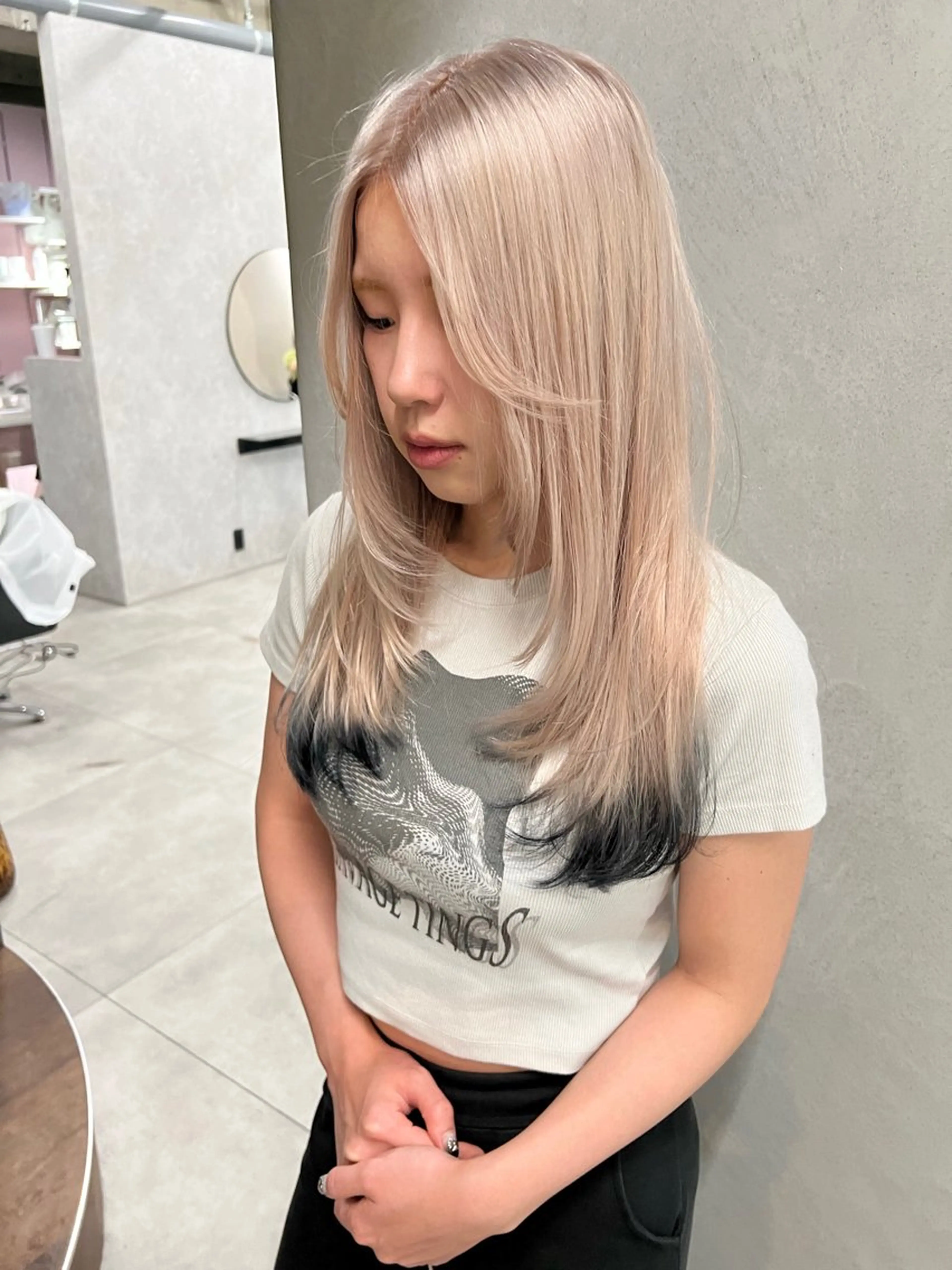 ロング カット ヘアカラー ミルクティーベージュ outaのヘアスタイル